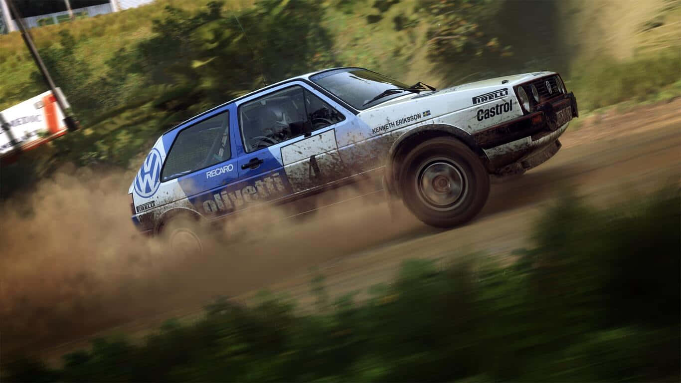 1366x768 Dirt Rally 桌布 壁紙 — 一輛藍白色的拉力賽車在塵土飛揚的森林小徑上疾馳，揚起泥土和泥漿。