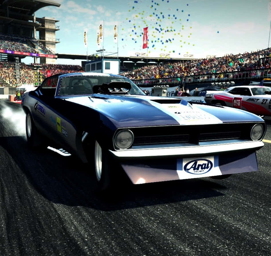 iPhone X Grid Autosport 桌布 壁紙 — 一輛藍白色肌肉車在擠滿觀眾的體育場賽道上飄移，五彩紙屑從天而降。
