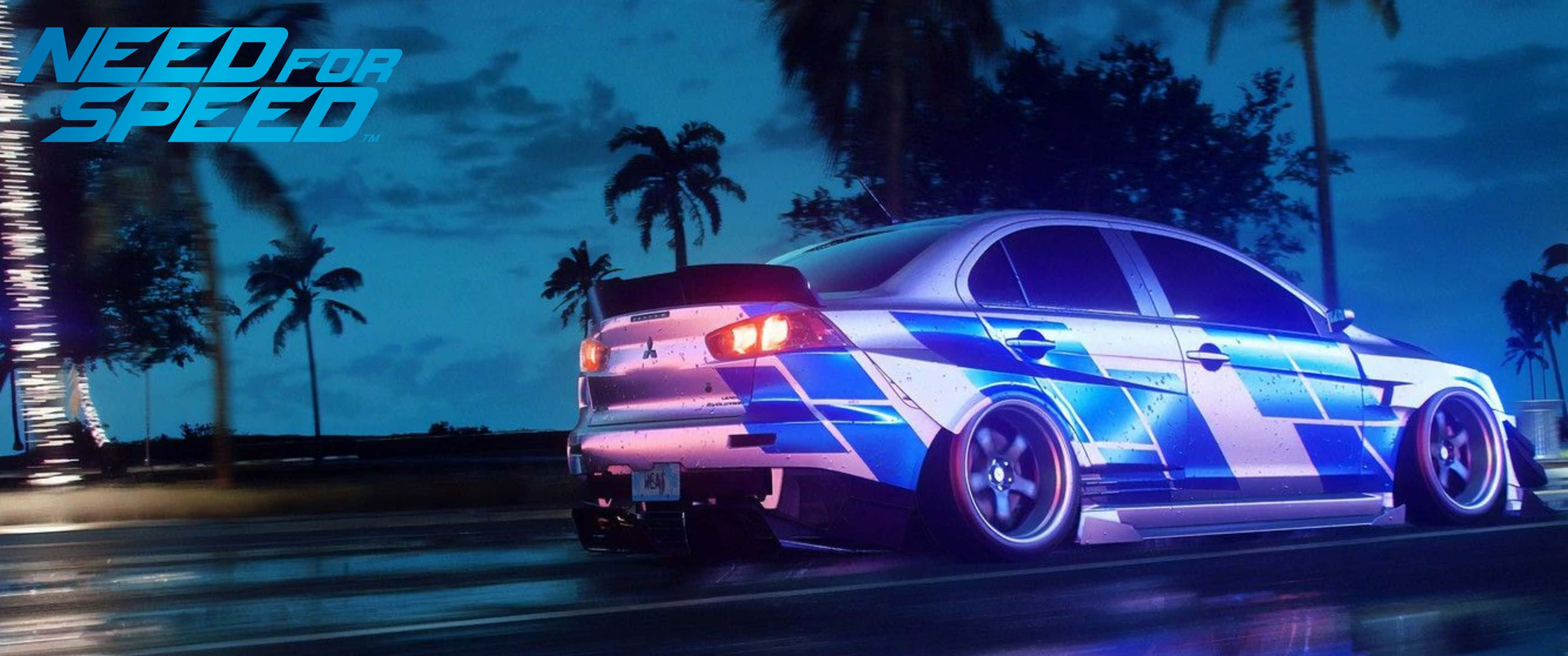 3440x1440p Need For Speed 桌布 壁紙 — 一輛藍白賽車在棕櫚樹和霓虹燈閃爍的熱帶夜街上飛馳。