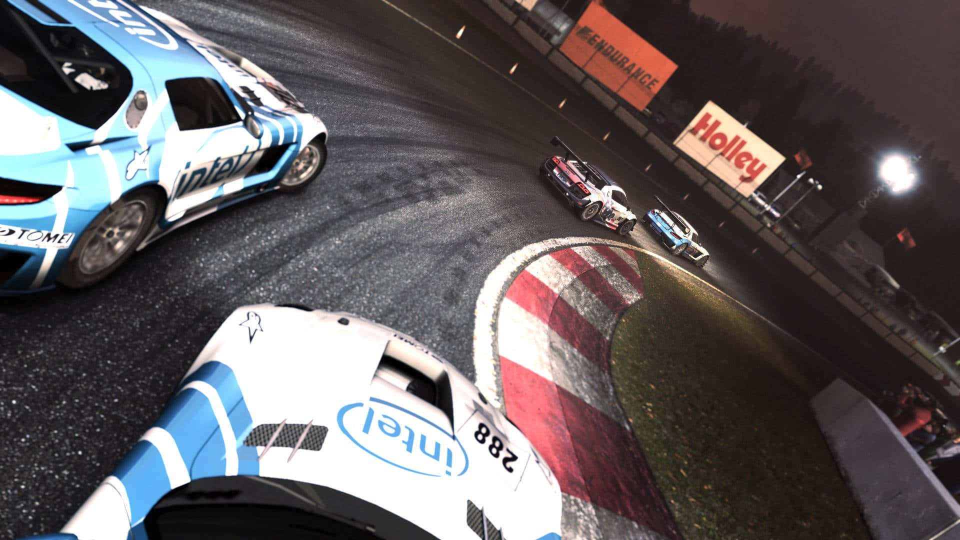 Grid Autosport 桌布 壁紙 — 一輛藍白賽車在濕滑的夜間賽道上高速過彎，賽道有紅白路緣石和發光的賽道燈光的第一人稱視角。