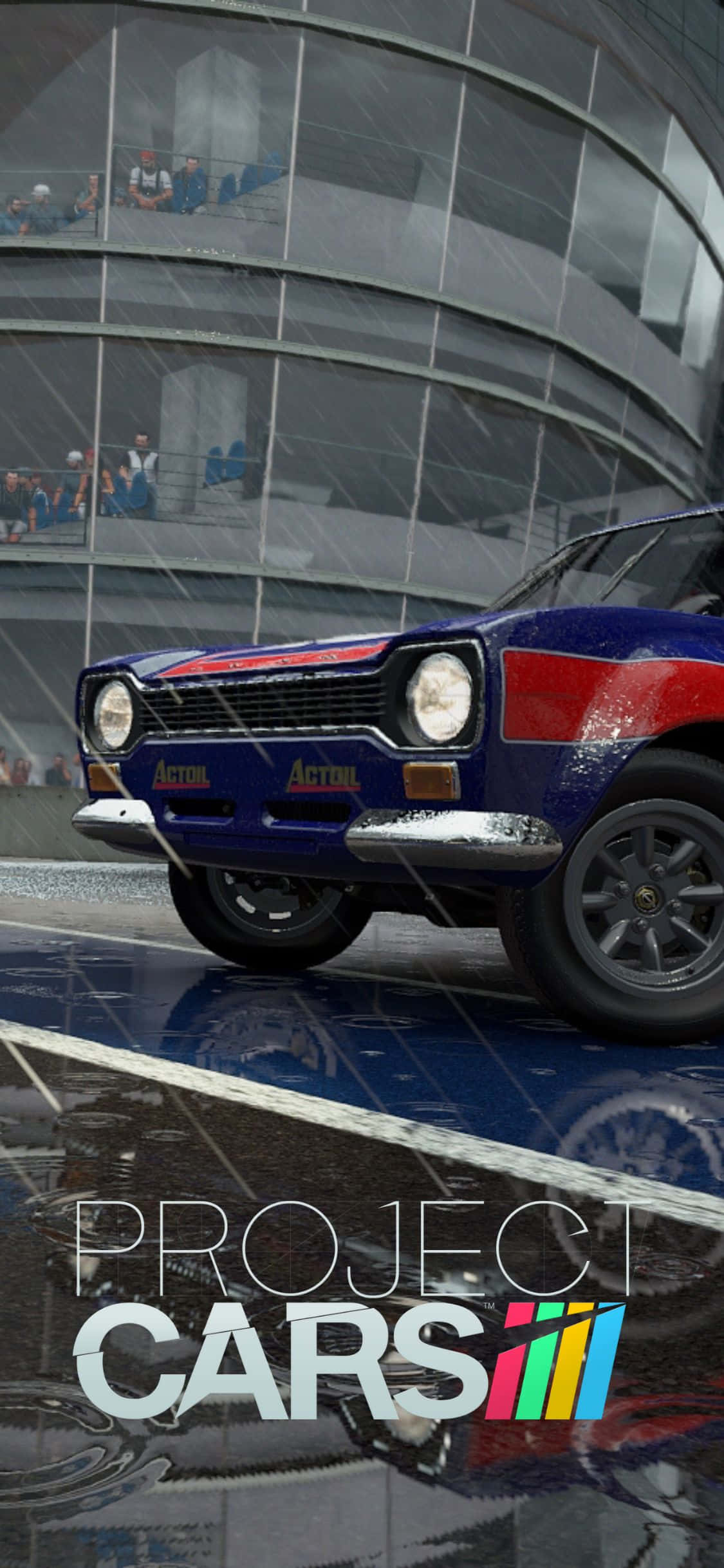 iPhone Xs Project Cars 桌布 壁紙 — 一輛藍紅色的經典賽車在潮濕的賽道上飛馳，雨滴劃過後面現代建築的玻璃幕牆。