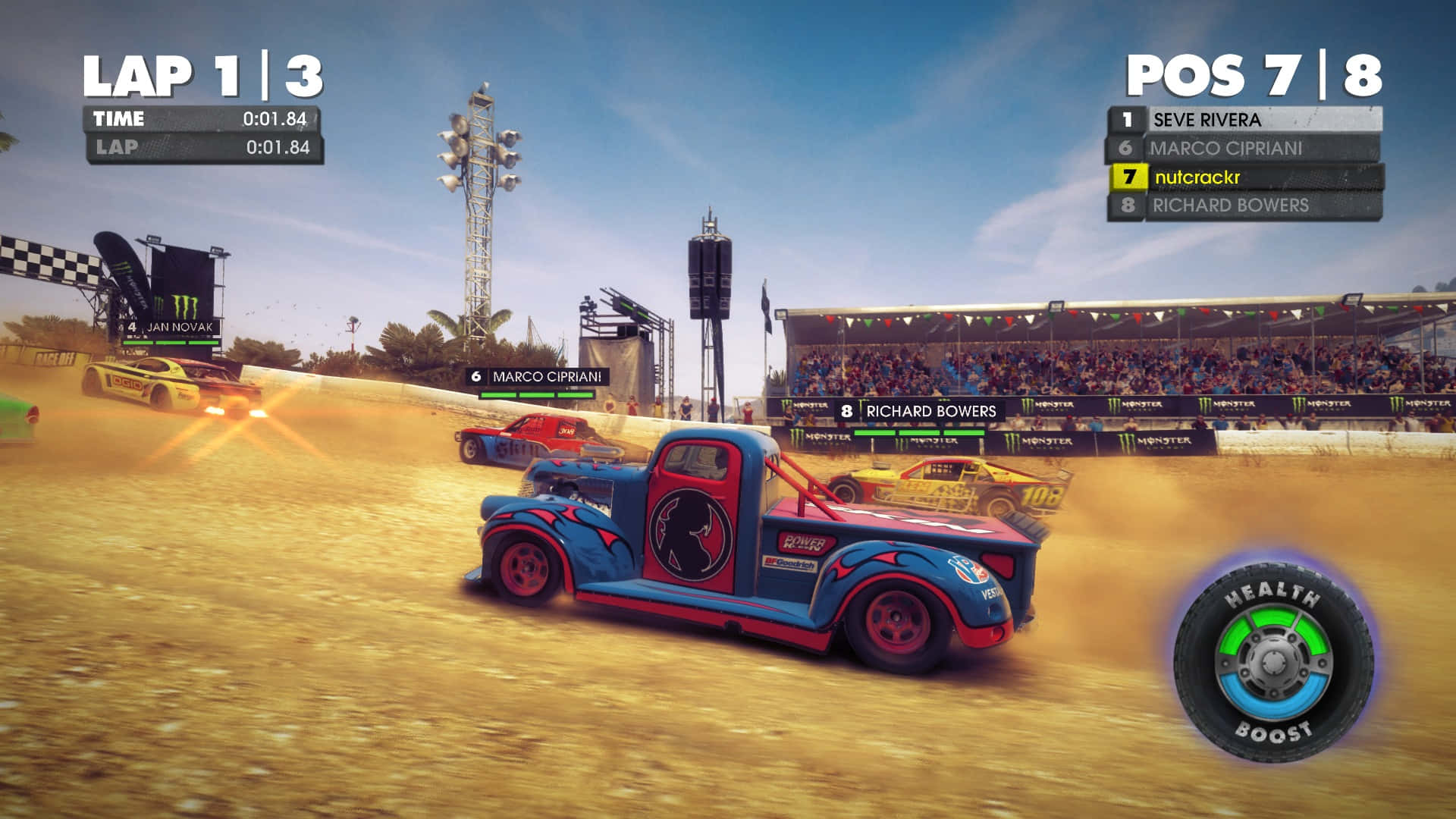HD Dirt Showdown 桌布 壁紙 — 一輛藍紅色的賽車卡車在塵土飛揚的沙漠賽道上飛馳，觀眾和賽車UI元素清晰可見。