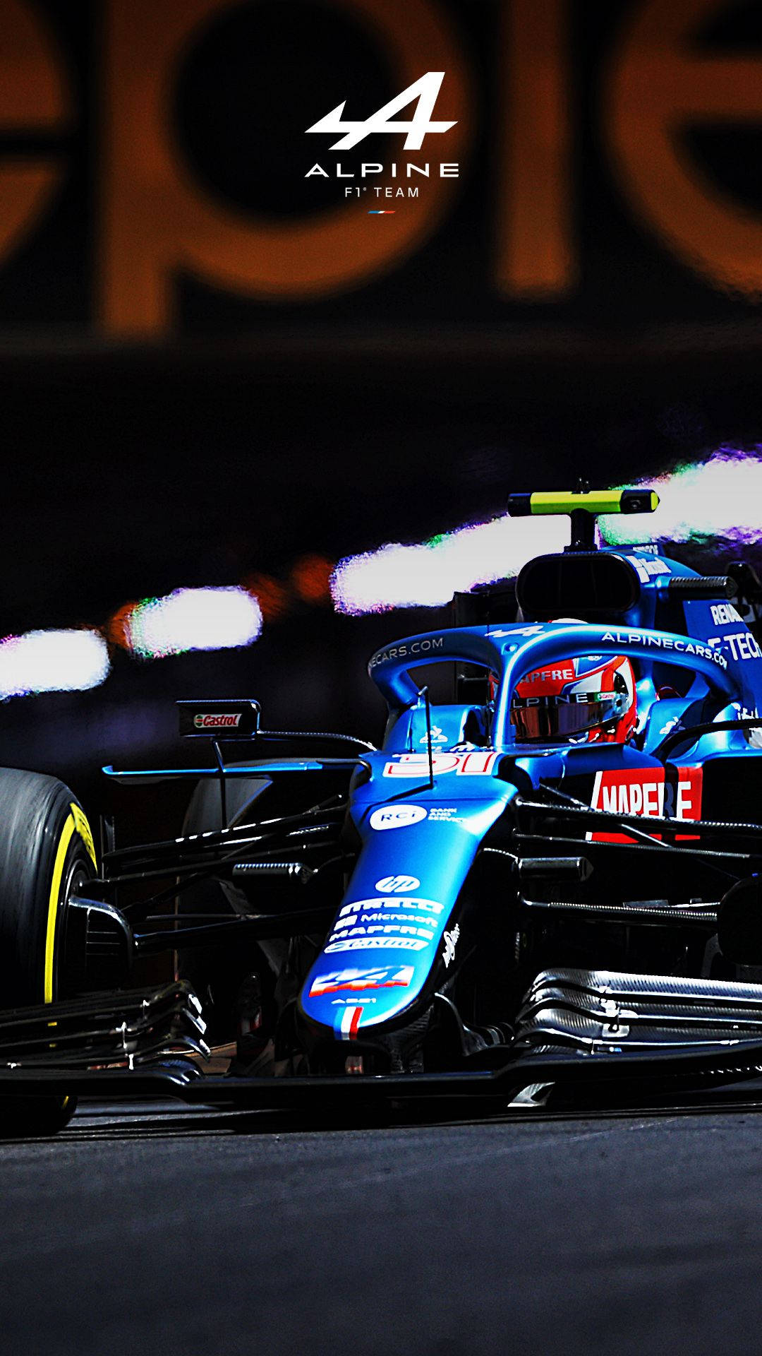 F1 桌布 壁紙 — 一輛藍色 Alpine F1 賽車在賽道燈光下閃耀，車手戴著頭盔在駕駛艙內清晰可見。