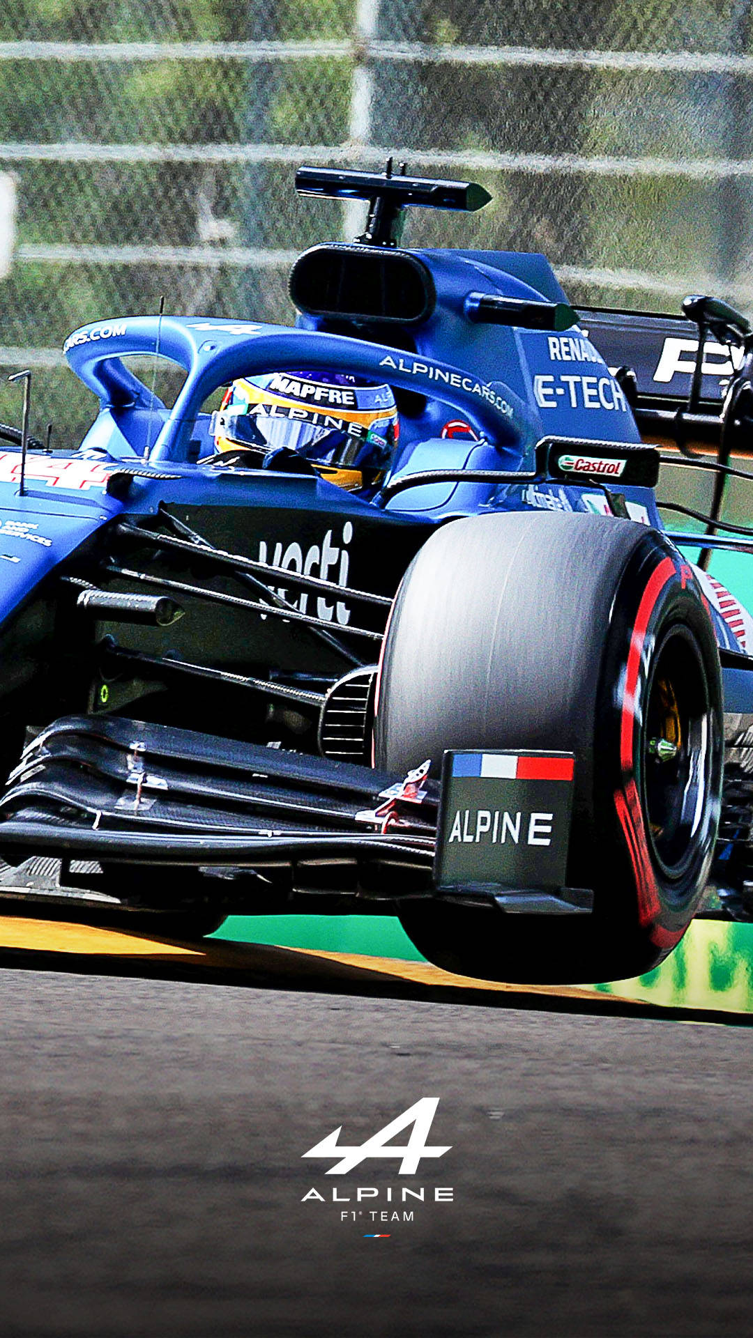 F1 桌布 壁紙 — 一輛藍色 Alpine F1 賽車在賽道上飛馳，駕駛艙內可見戴頭盔的車手。