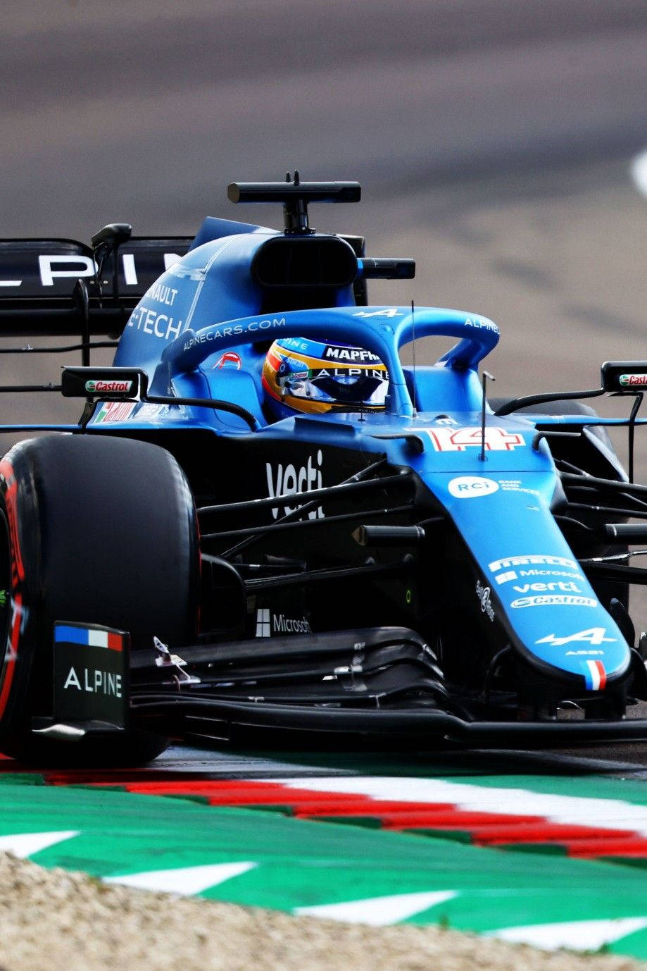 F1 桌布 壁紙 — 一輛藍色 Alpine 一級方程式賽車在賽道上奔馳，駕駛艙內可見戴頭盔的車手。