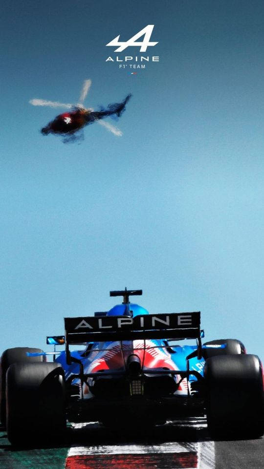 Helicopter 桌布 壁紙 — 一輛藍色Alpine F1賽車在賽道上奔馳，一架直升機在晴朗的天空下飛過頭頂。
