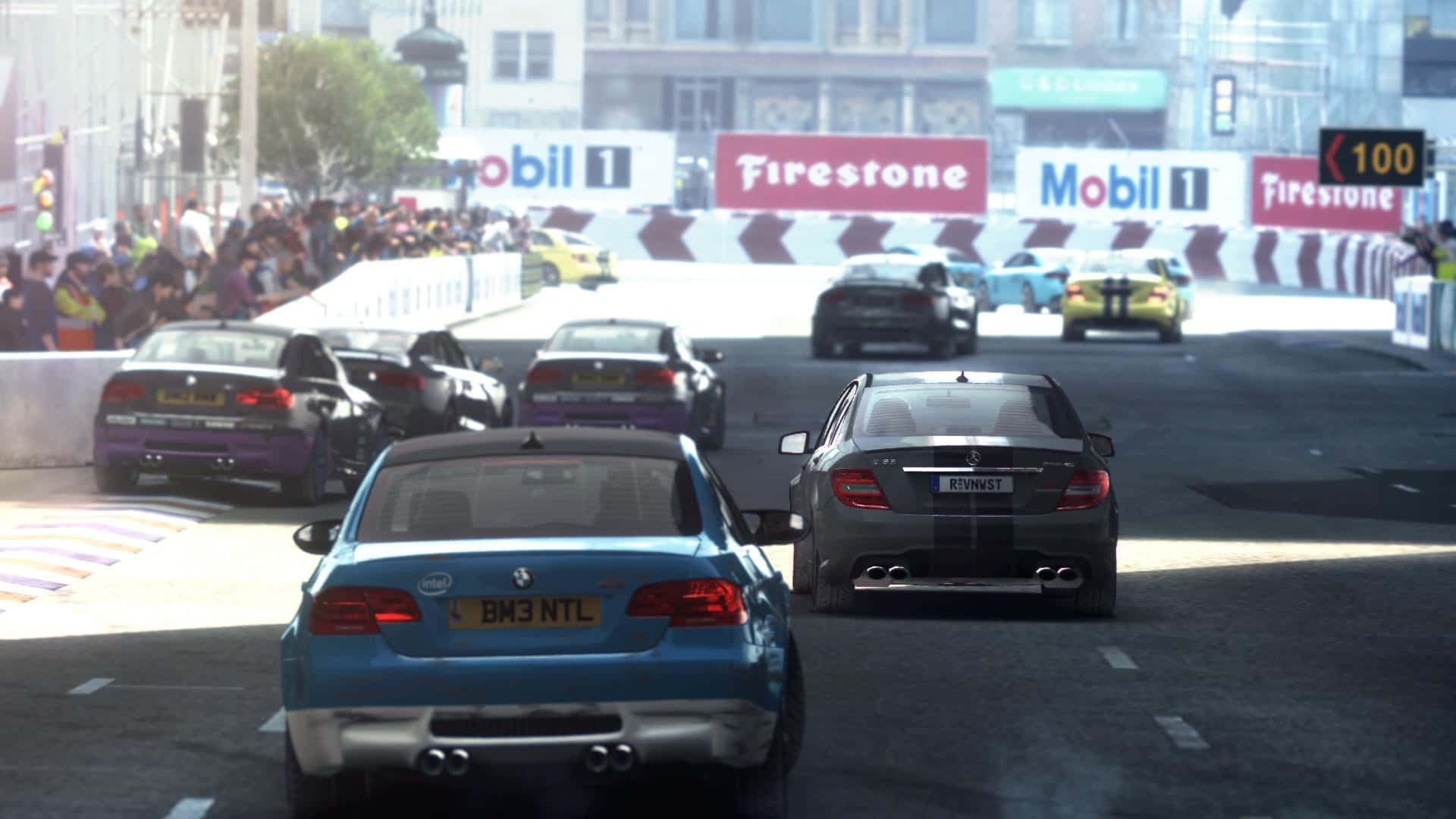 Grid Autosport 桌布 壁紙 — 一輛藍色BMW和黑色Mercedes在陽光明媚的城市賽道上奔馳，人群在護欄後歡呼。