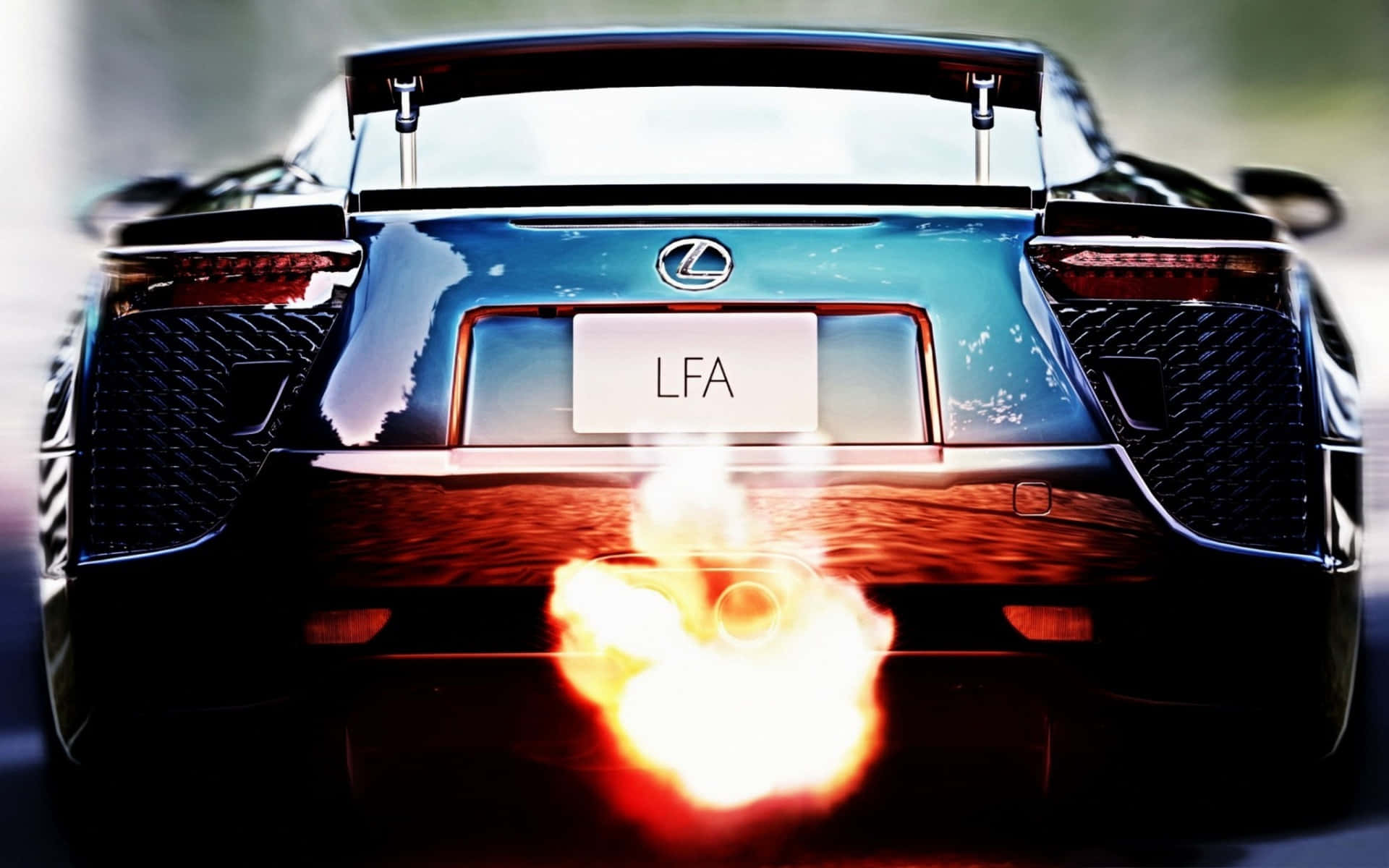 Lexus Lfa 桌布 壁紙 — 一輛藍色Lexus LFA跑車的後視圖，排氣管噴出火焰，背景模糊。