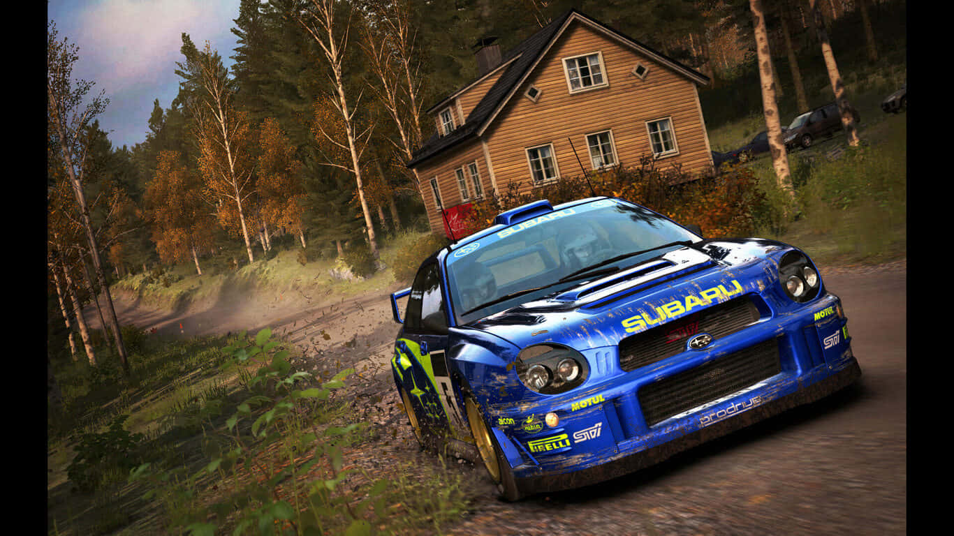 1366x768 Dirt Rally 桌布 壁紙 — 一輛藍色Subaru拉力賽車在森林鄉村環境中駛過一間木屋，揚起灰塵。
