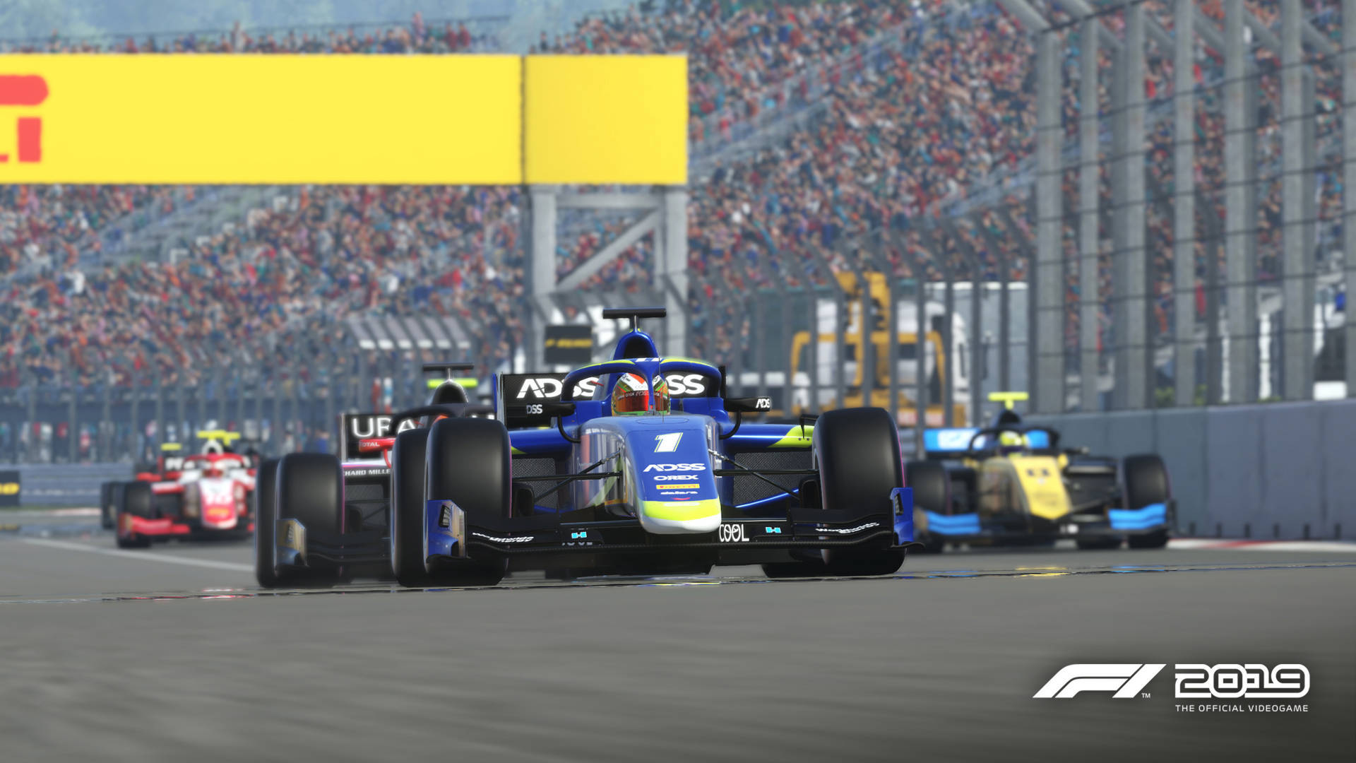 Formula 1 2019 桌布 壁紙 — 一輛藍色一級方程式賽車，車號一號，在賽道上疾馳，背景是歡呼的人群和其他車手。