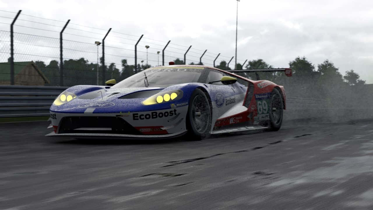 一輛賽車在灰色天空下，在潮濕的賽道上漂移，水花四濺。 — Project Cars 壁紙