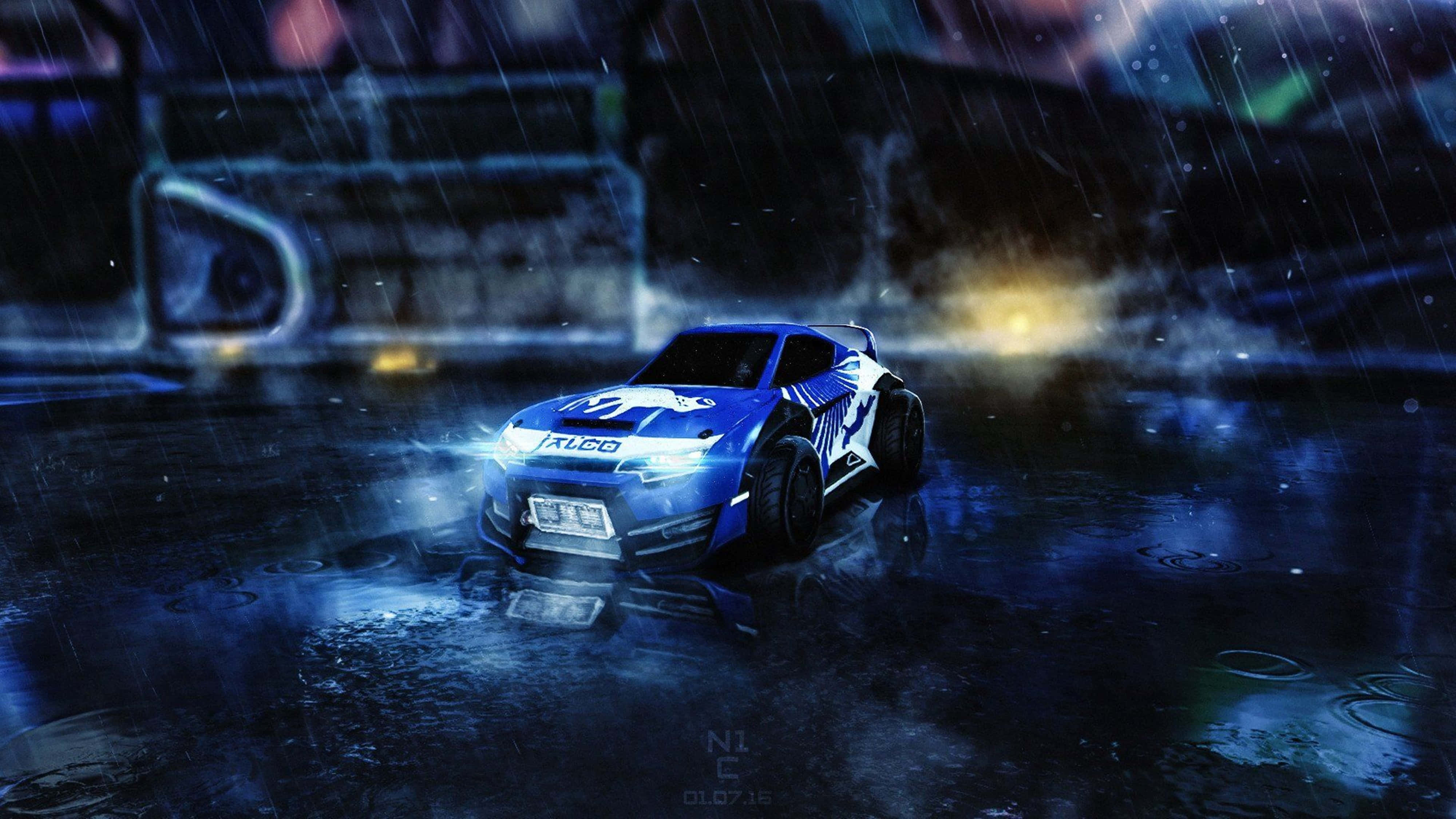 Rocket League Art 桌布 壁紙 — 一輛藍色拉力賽車亮著發光頭燈，在夜晚的雨中霓虹燈城市街道上疾馳。