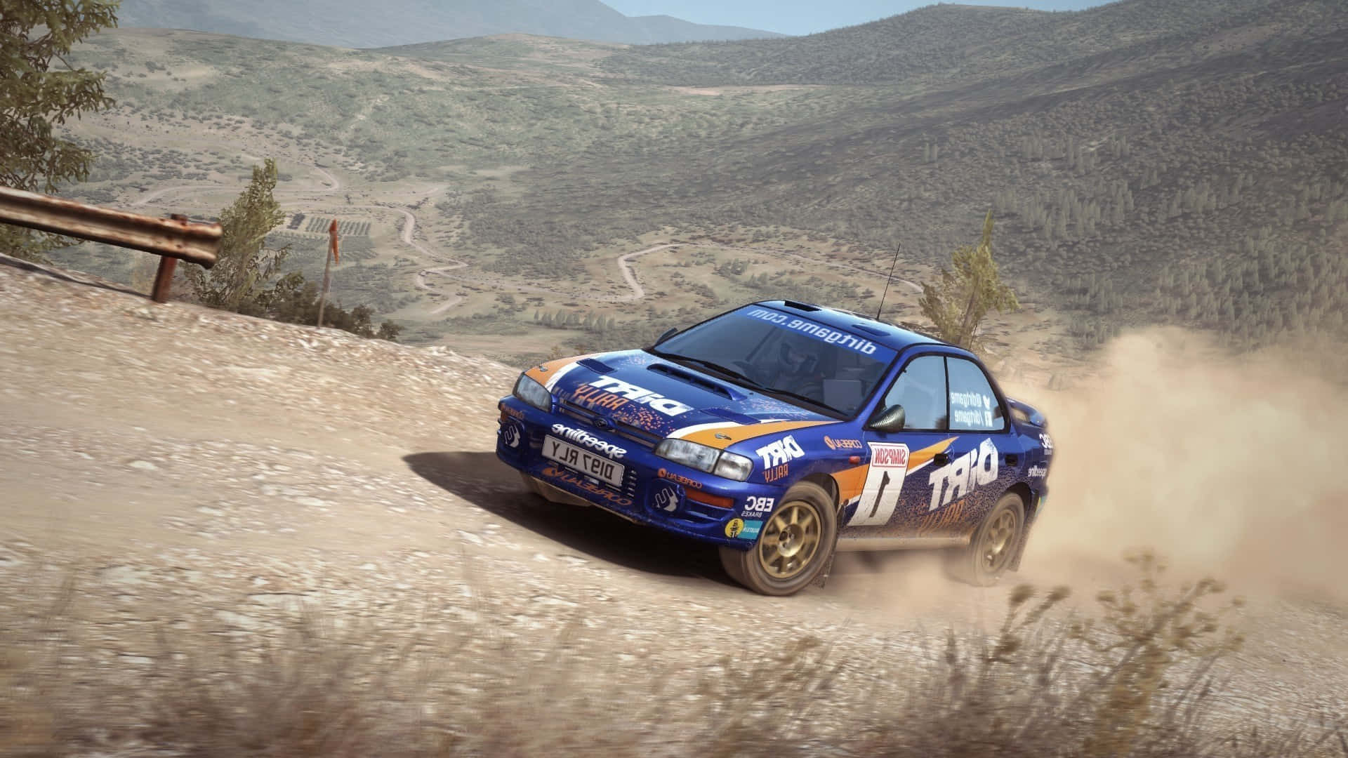 1920x1080 Dirt Rally 桌布 壁紙 — 一輛藍色拉力賽車在塵土飛揚的山路上奔馳，揚起一片塵土，背景是崎嶇的山坡。