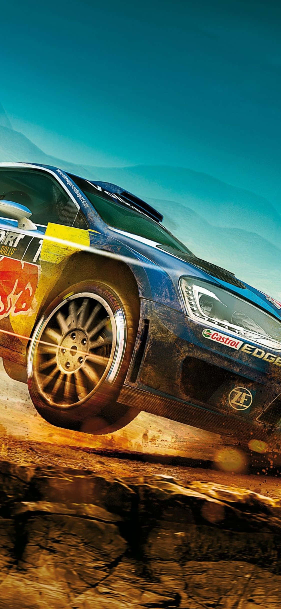 iPhone Xs Dirt Rally 桌布 壁紙 — 一輛藍色拉力賽車在岩石地形上高速行駛，在晴朗的藍天下揚起灰塵。