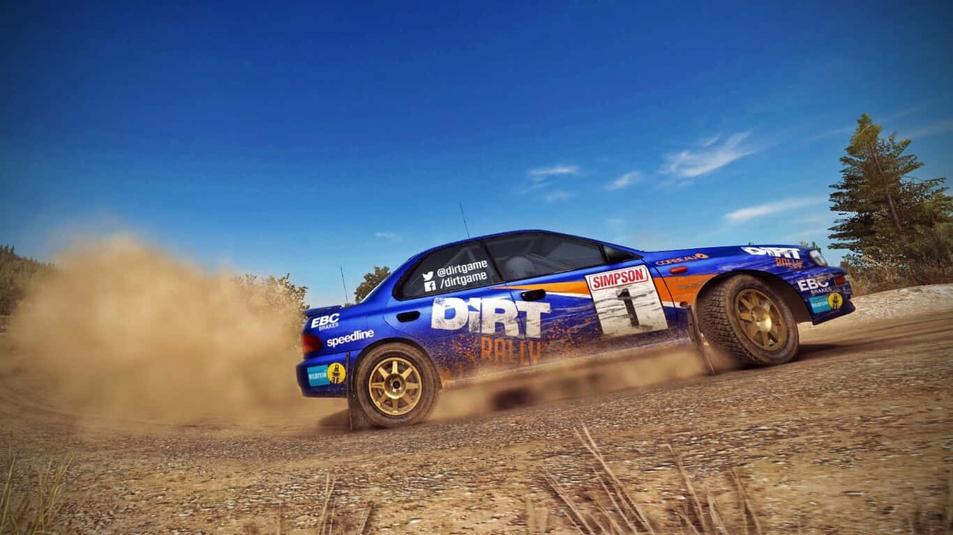 1366x768 Dirt Rally 桌布 壁紙 — 一輛藍色拉力賽車在晴朗藍天下，於陽光普照的林間小徑上疾馳，揚起塵土。