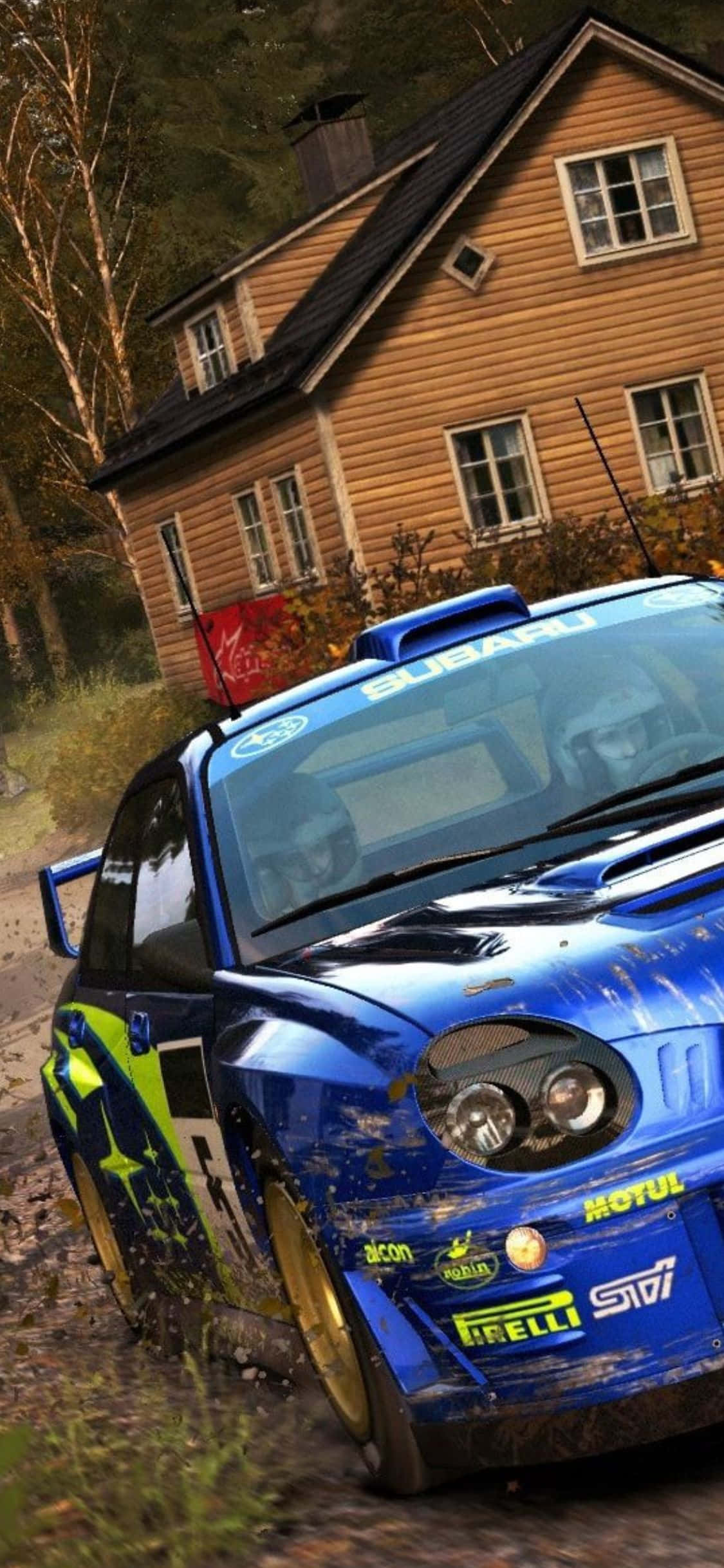 iPhone Xs Dirt Rally 桌布 壁紙 — 一輛藍色拉力賽車在森林鄉村環境中飛馳而過一間木屋，濺起泥漿。
