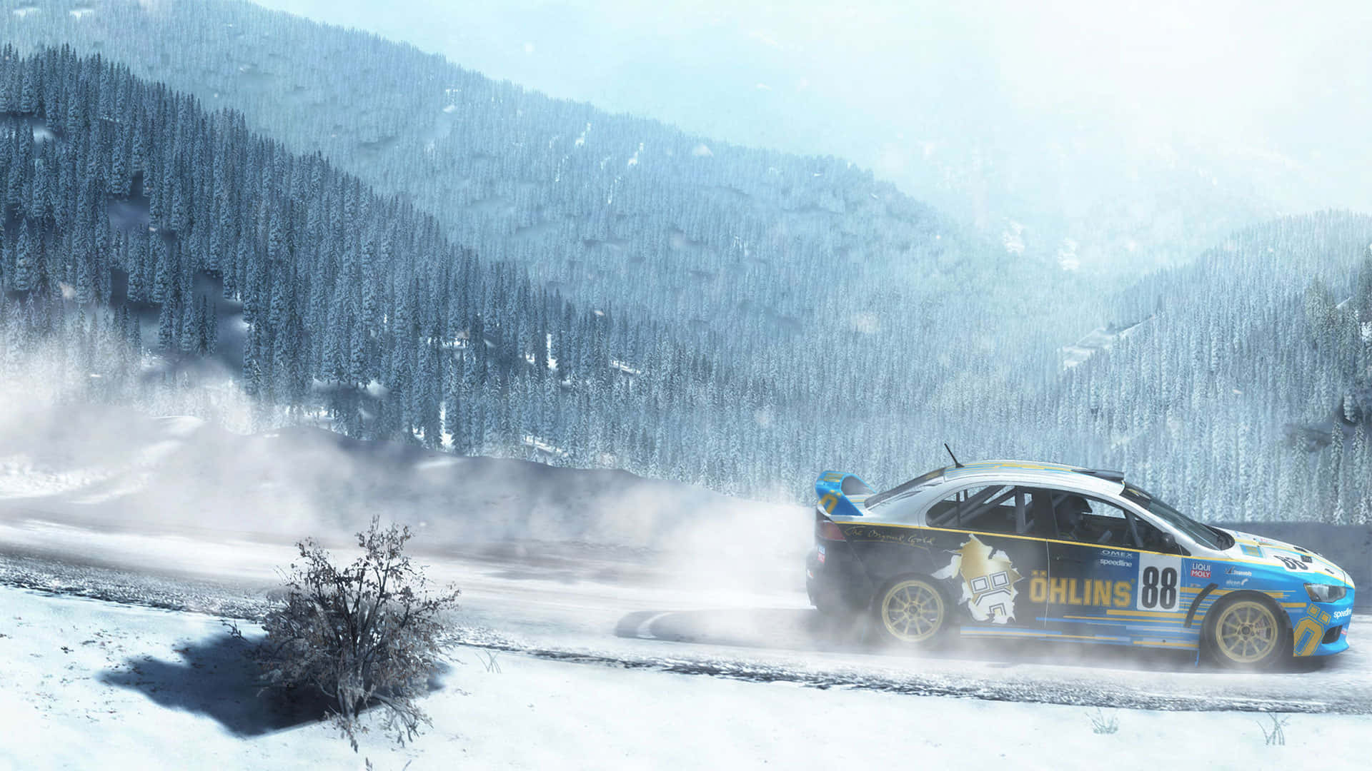 1920x1080 Dirt Rally 桌布 壁紙 — 一輛藍色拉力賽車在結冰的山口飛馳，揚起雪花，兩旁是常青樹。