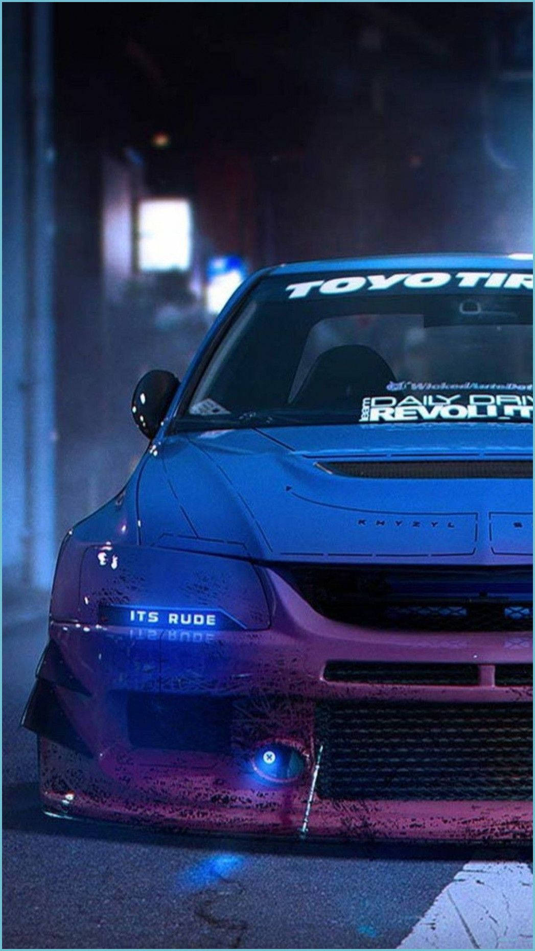 藍色 桌布 壁紙 — 一輛藍色改裝跑車，帶有發光車頭燈和「TOYO TIRE」貼紙，在夜晚穿過霓虹燈照亮的城市隧道。