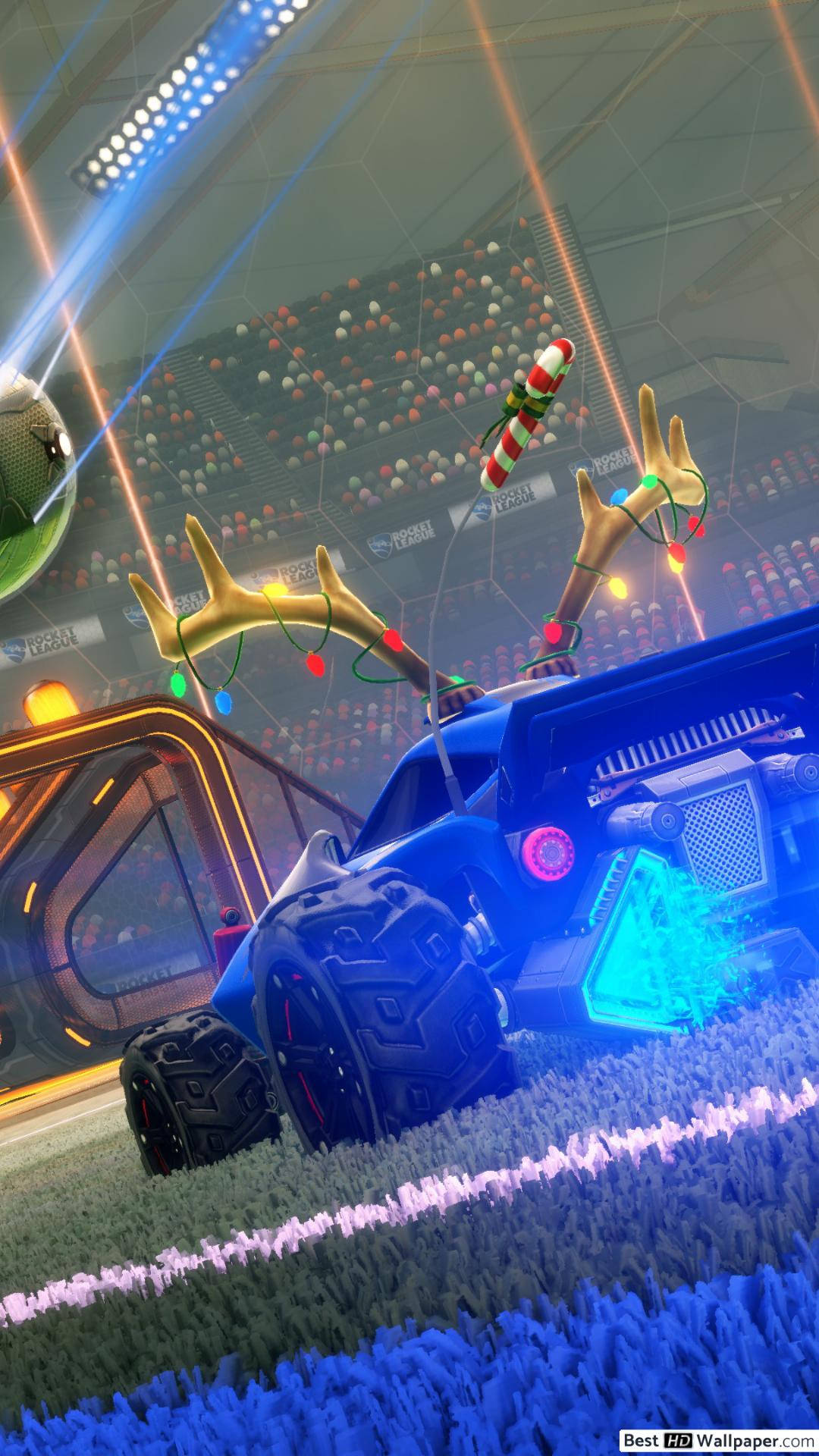 Rocket League iPhone 桌布 壁紙 — 一輛藍色未來主義賽車，帶有發光的馴鹿角和燈光，在霓虹燈照亮的體育場賽道上飛馳。
