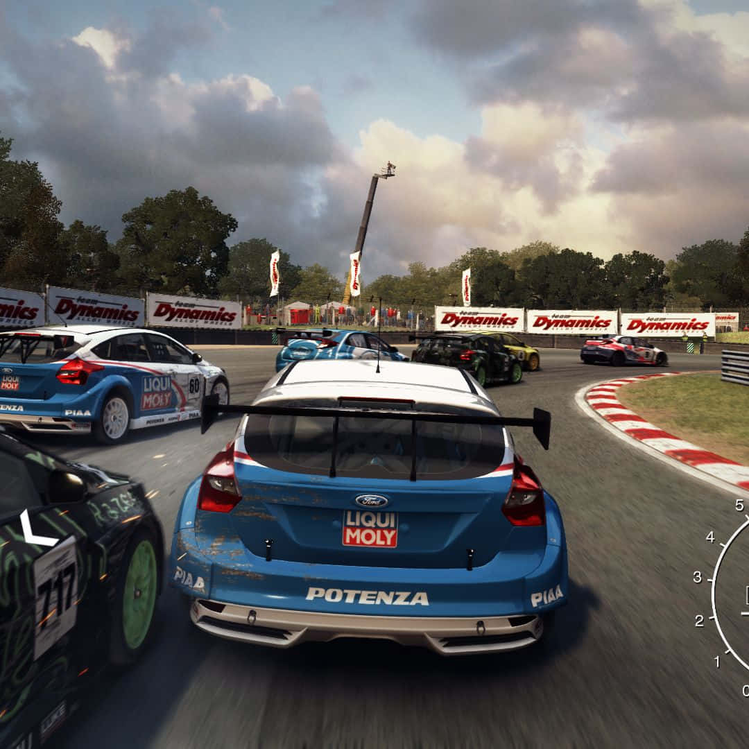 Grid Autosport 桌布 壁紙 — 一輛藍色福特賽車，帶有大型後翼，在多雲的天空下，在賽道上高速過彎，周圍有其他賽車和贊助商橫幅。