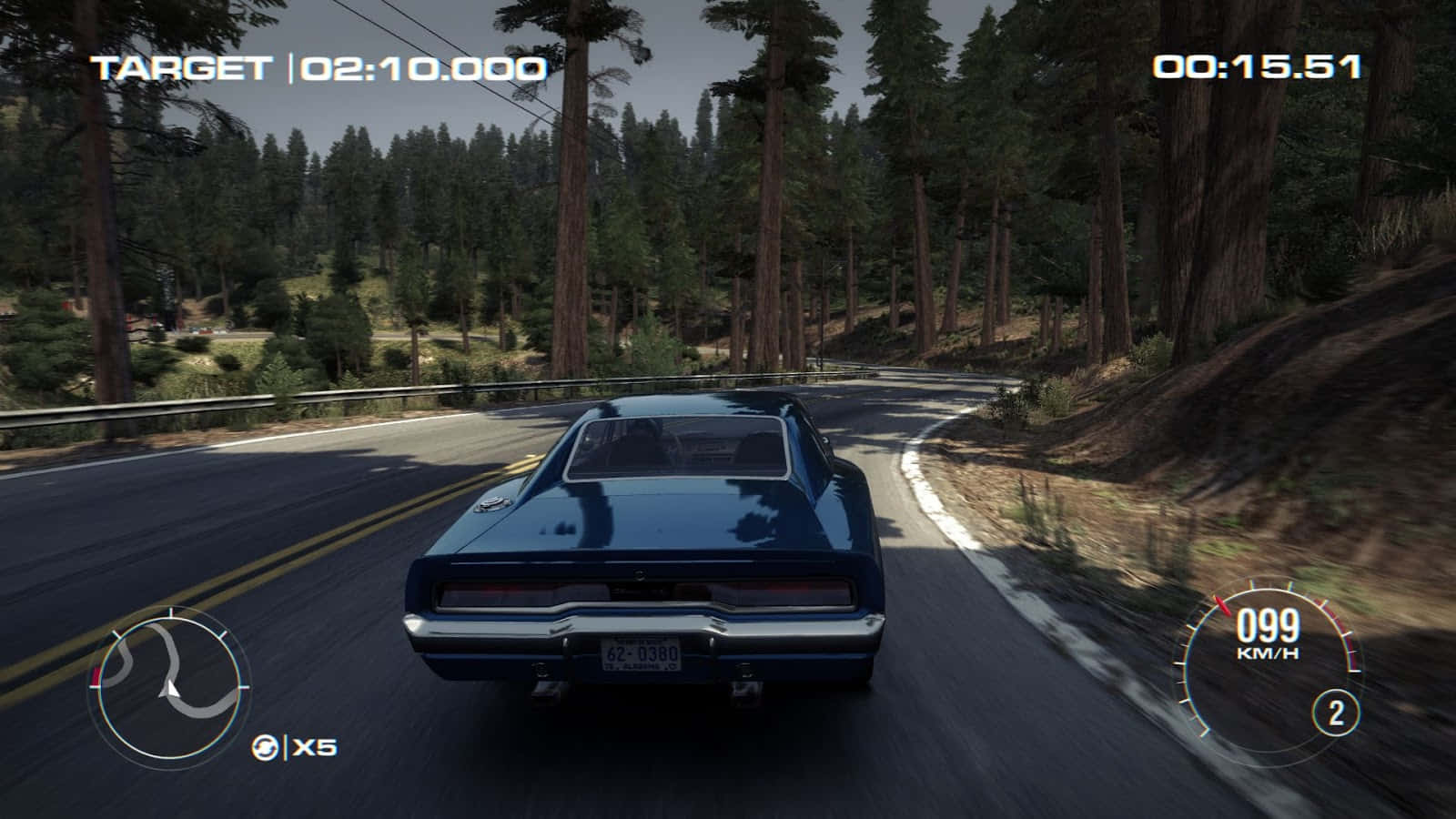Grid 2 桌布 壁紙 — 一輛藍色經典肌肉車在賽車遊戲中沿著蜿蜒的森林道路飛馳，HUD元素可見。
