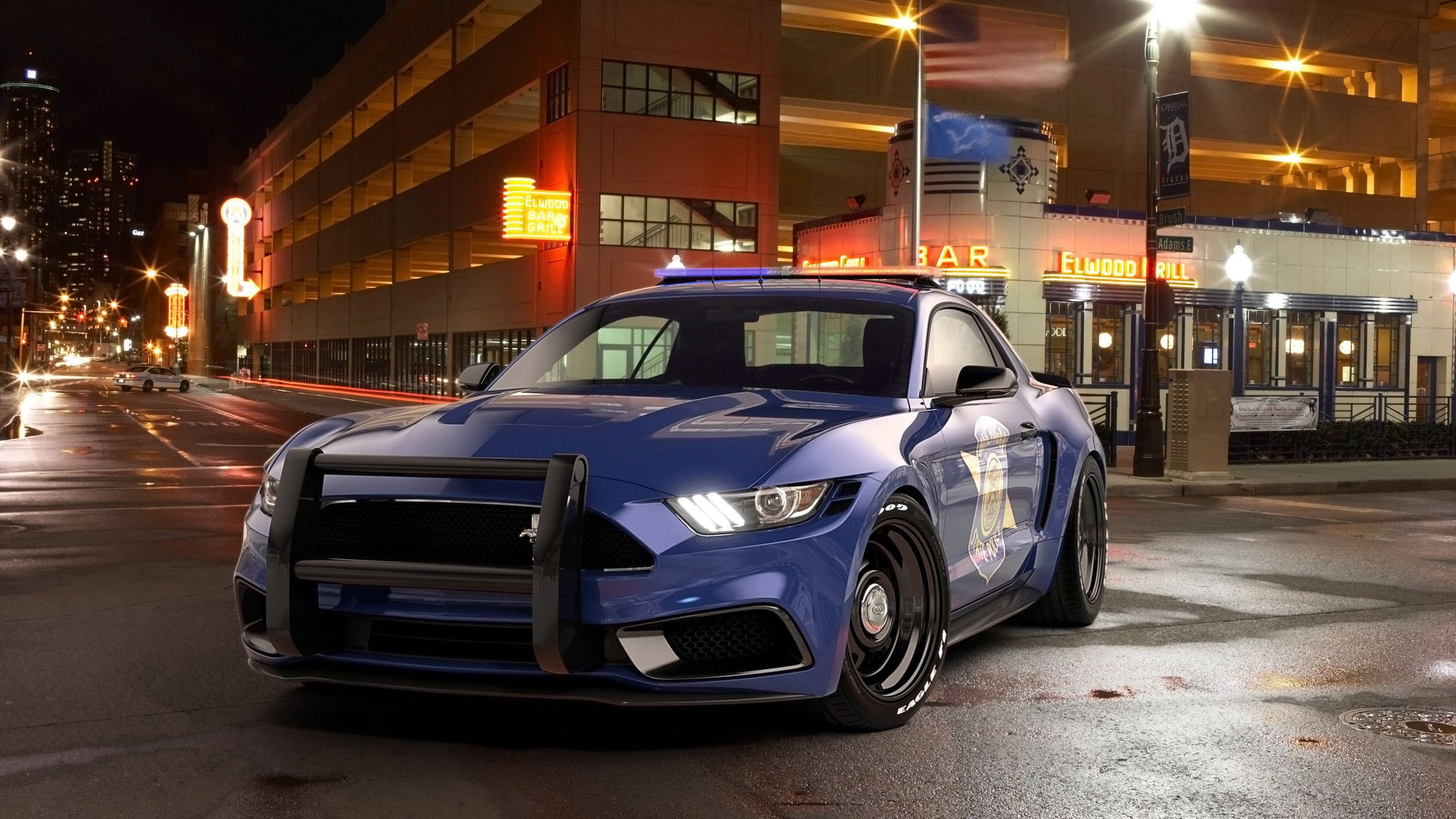 警察 桌布 壁紙 — 一輛藍色警用Mustang停在夜晚潮濕的城市街道上，發光的霓虹燈招牌和路燈反射在路面上。