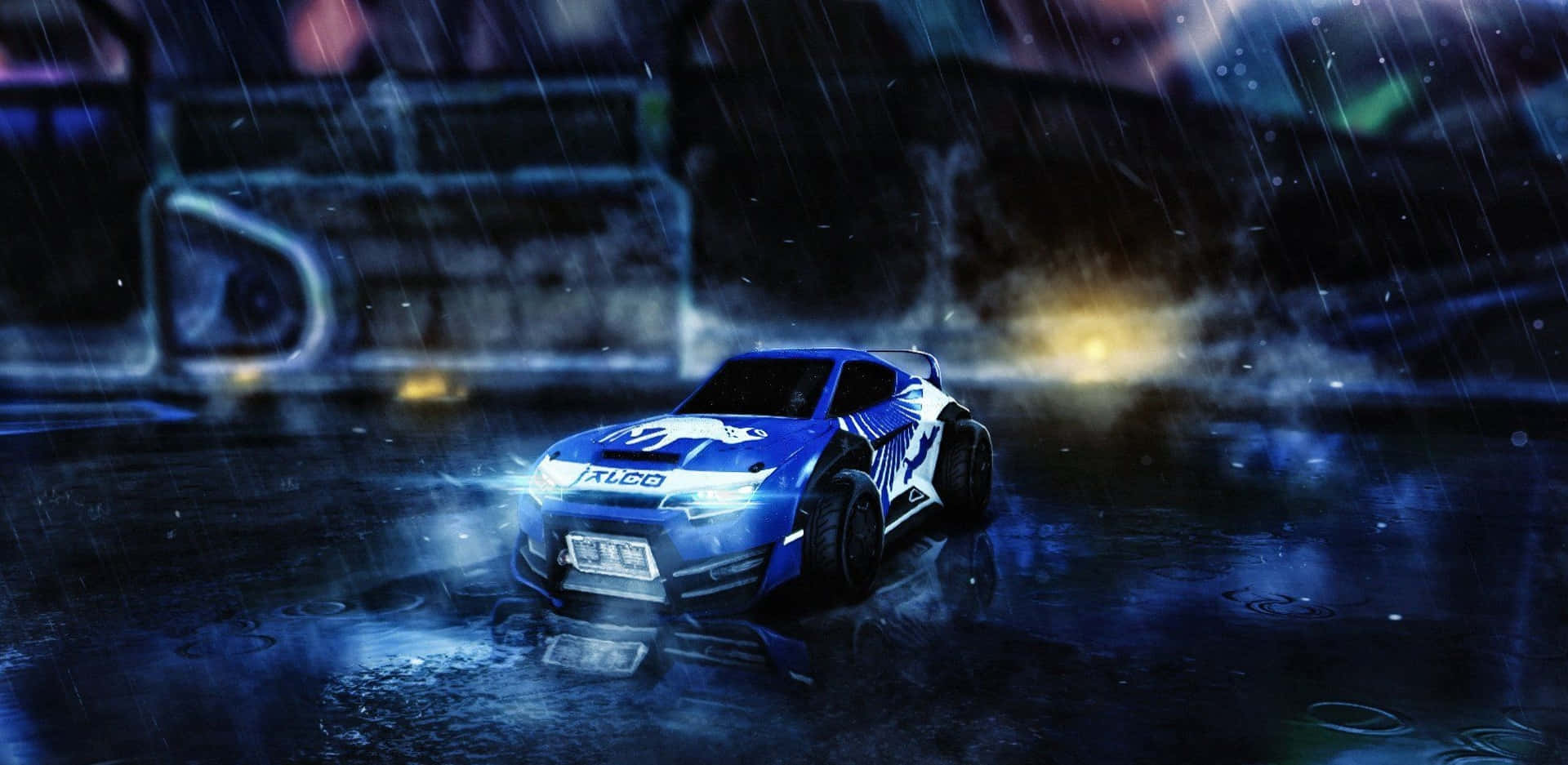 遊戲 桌布 壁紙 — 一輛藍色賽車在夜晚的雨中霓虹燈城市街道上疾馳，車頭燈閃爍，潮濕路面反射光芒。