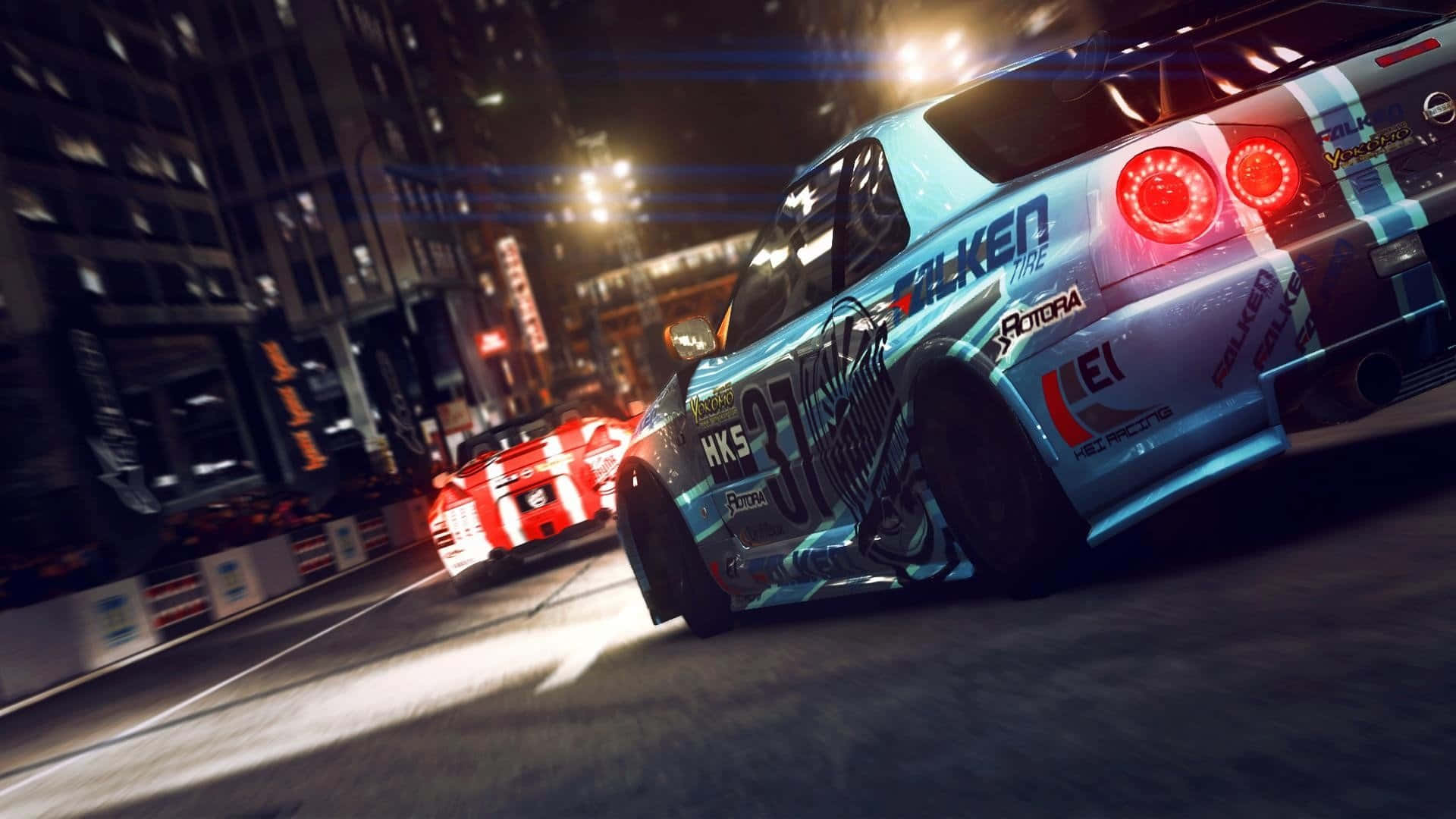 Grid 2 桌布 壁紙 — 一輛藍色賽車在夜晚穿過霓虹燈照亮的城市街道，帶有模糊的動態和閃爍的車頭燈。