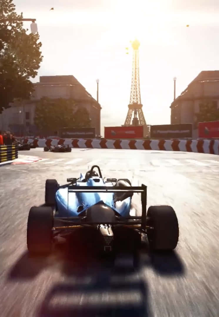 iPhone X Grid Autosport 桌布 壁紙 — 一輛藍色賽車在巴黎街道上飛馳，艾菲爾鐵塔在金色夕陽中閃耀。
