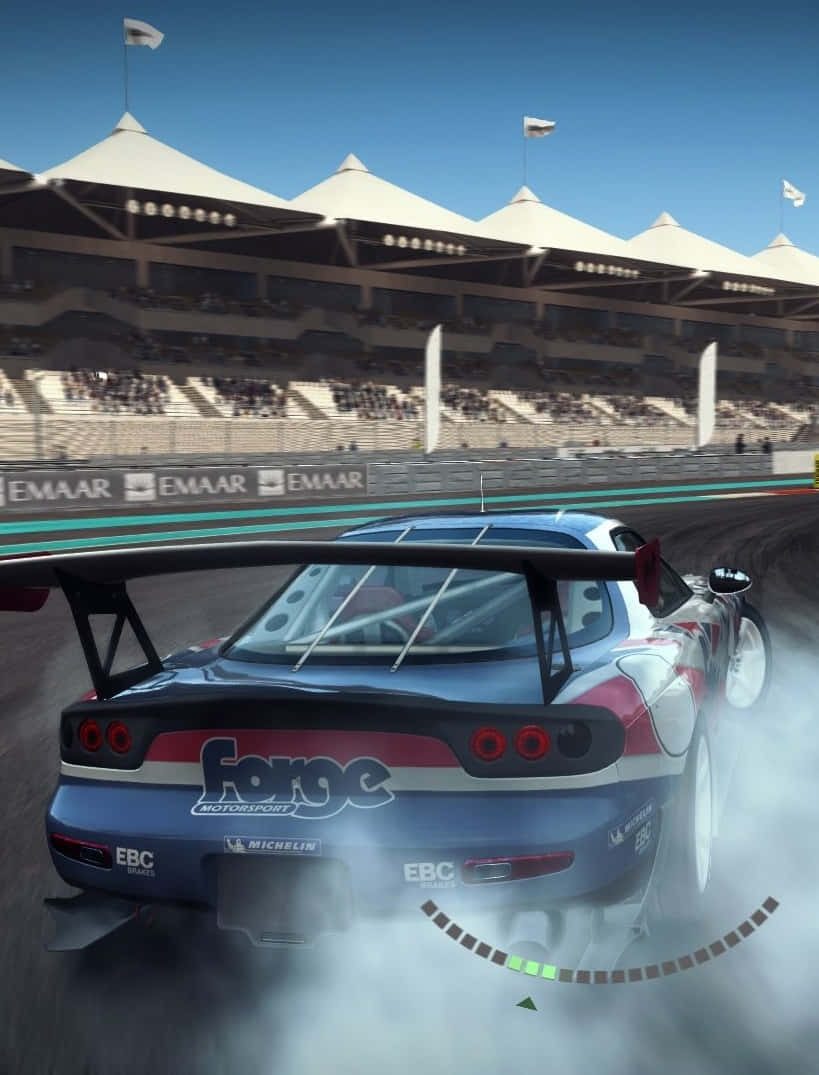 iPhone X Grid Autosport 桌布 壁紙 — 一輛藍色賽車在賽道上飄移，輪胎冒出滾滾濃煙，背景是晴朗的藍天。