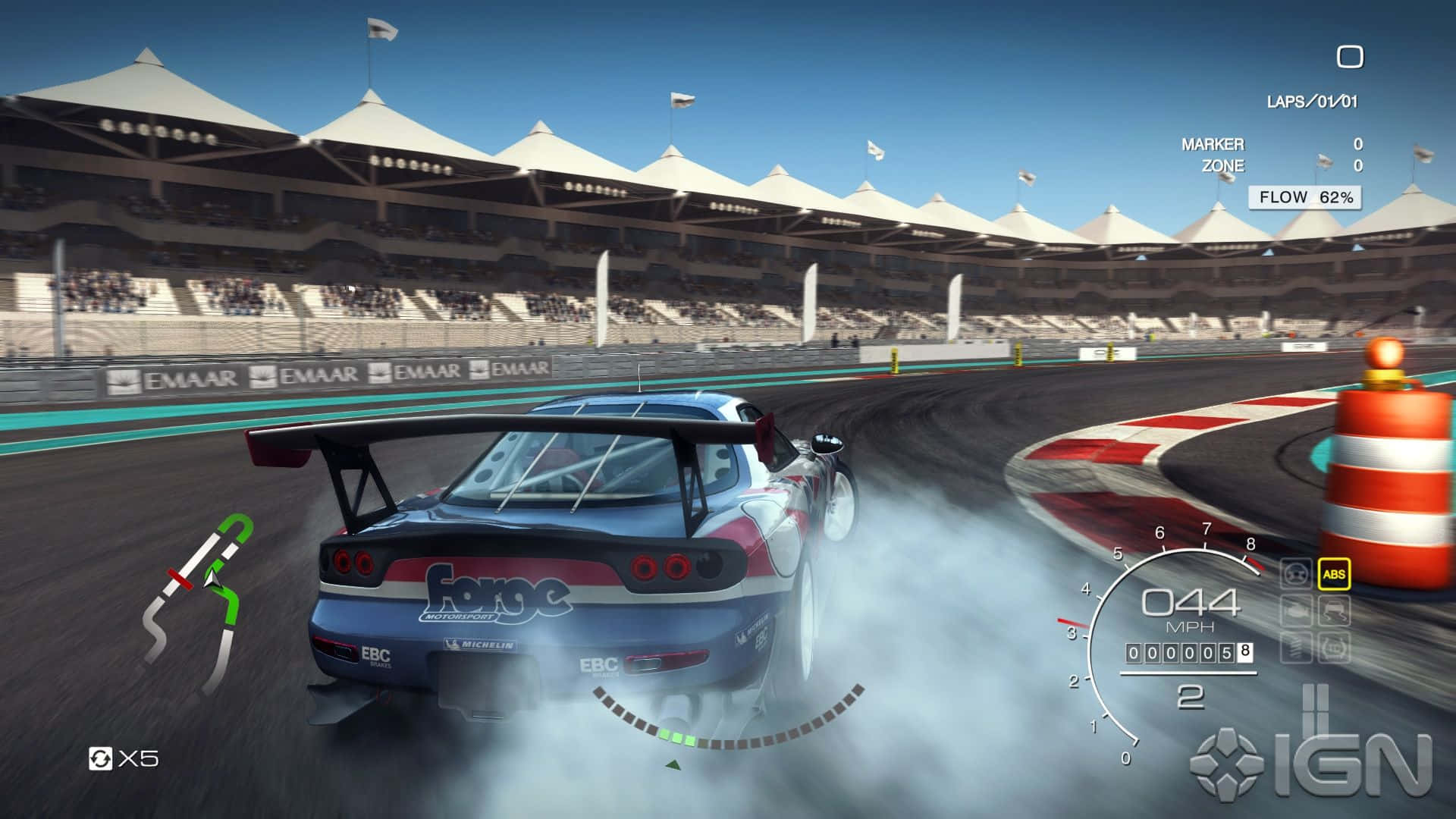 1080p Grid Autosport 桌布 壁紙 — 一輛藍色賽車在陽光明媚的賽道上繞過彎道漂移，輪胎冒出滾滾濃煙，背景中有看台。