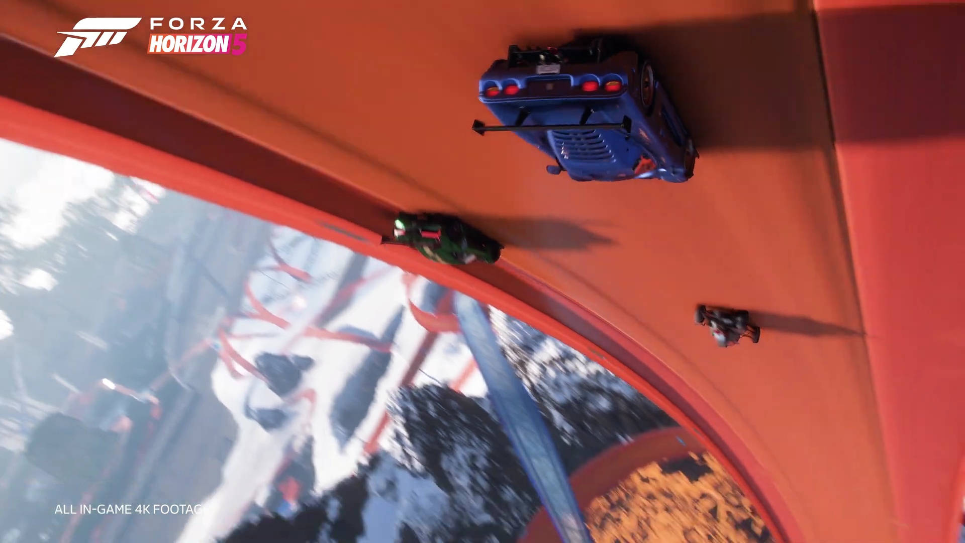 Forza Horizon 桌布 壁紙 — 一輛藍色賽車在高速電子遊戲場景中，在充滿活力的橙色賽道上翻轉。