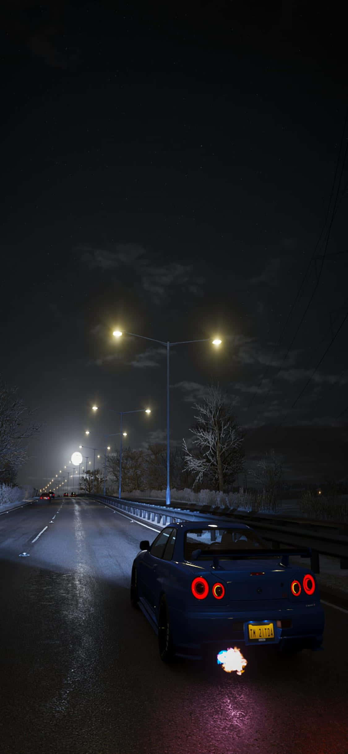 iPhone Xs Forza Horizon 4 桌布 壁紙 — 一輛藍色跑車在夜間街燈下，沿著濕滑的高速公路飛馳，兩旁是積雪的樹木，紅色尾燈閃爍發光。