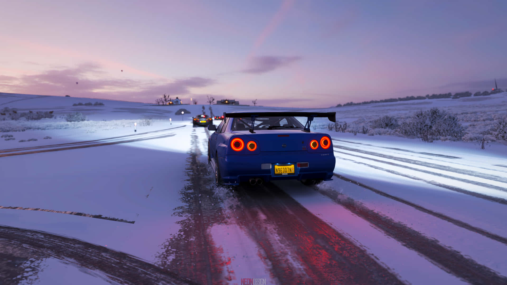 1920x1080 Forza Horizon 4 桌布 壁紙 — 一輛藍色跑車在暮色中疾駛在雪路上，紅色尾燈閃爍，身後留下光跡。