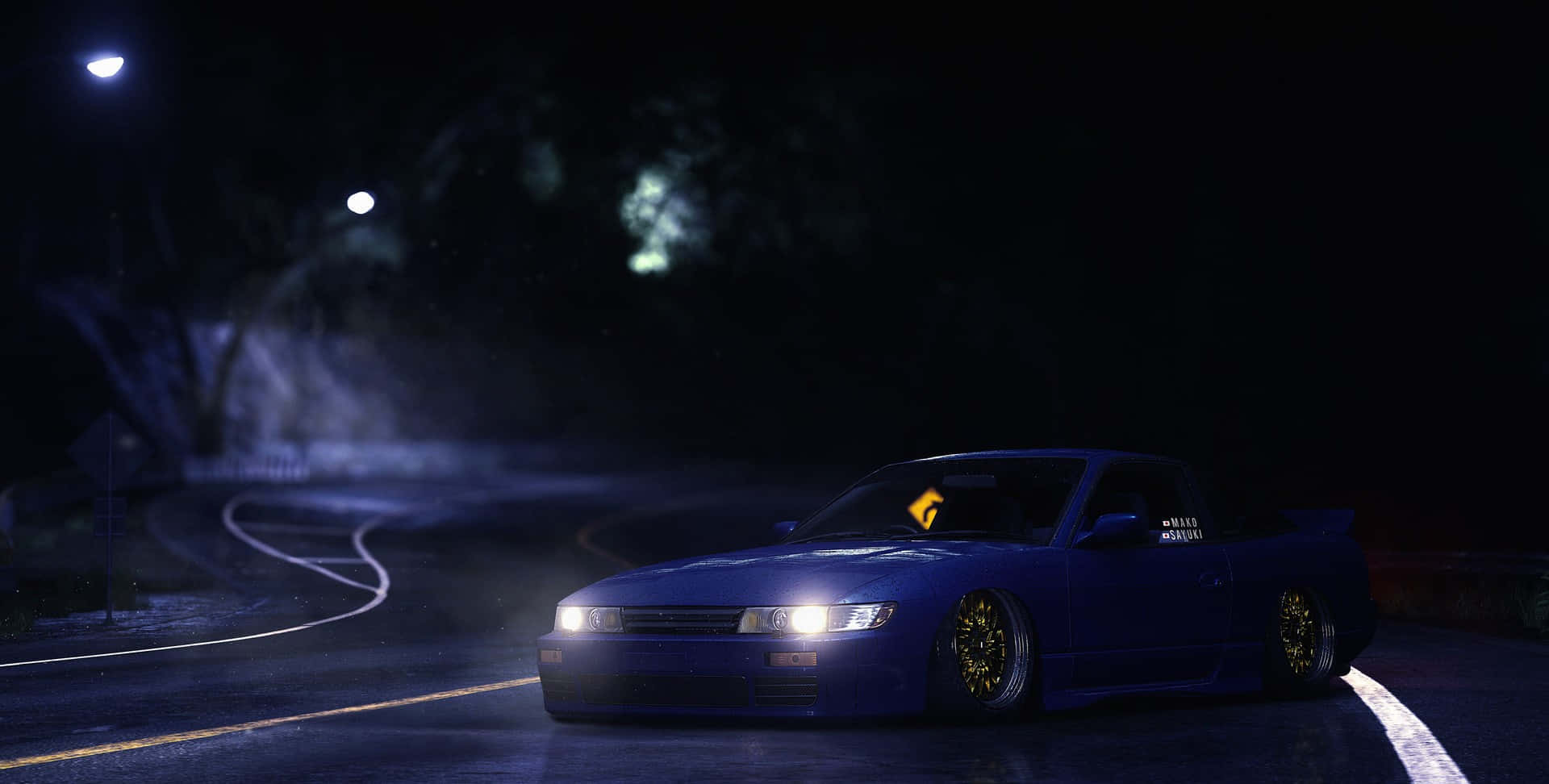 動漫 桌布 壁紙 — 一輛藍色跑車在潮濕的夜間彎道飄移，車頭燈劃破迷霧，街燈投射出陰鬱的光芒。
