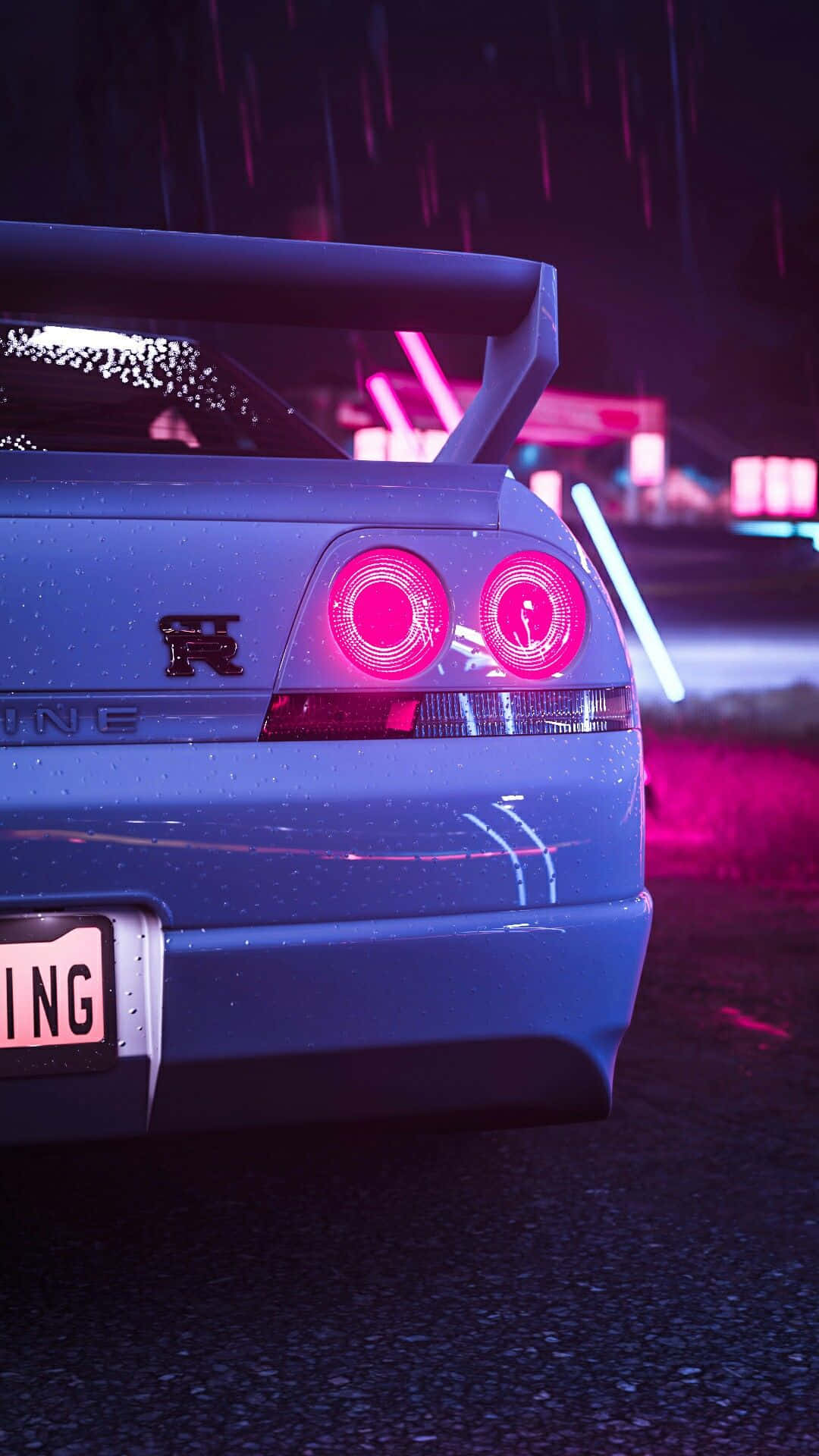 R33 GT-R 桌布 壁紙 — 一輛藍色跑車帶有發光的粉紅色尾燈，停在夜間霓虹燈下的濕滑街道上。