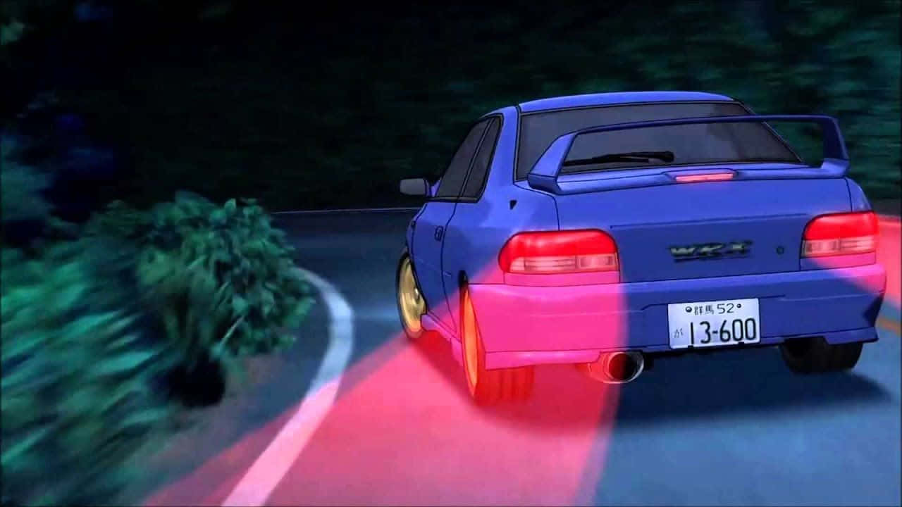 動漫車 桌布 壁紙 — 一輛藍色跑車帶著發光的紅色尾燈，在蜿蜒的夜路上疾馳，周圍是深綠色的樹木。