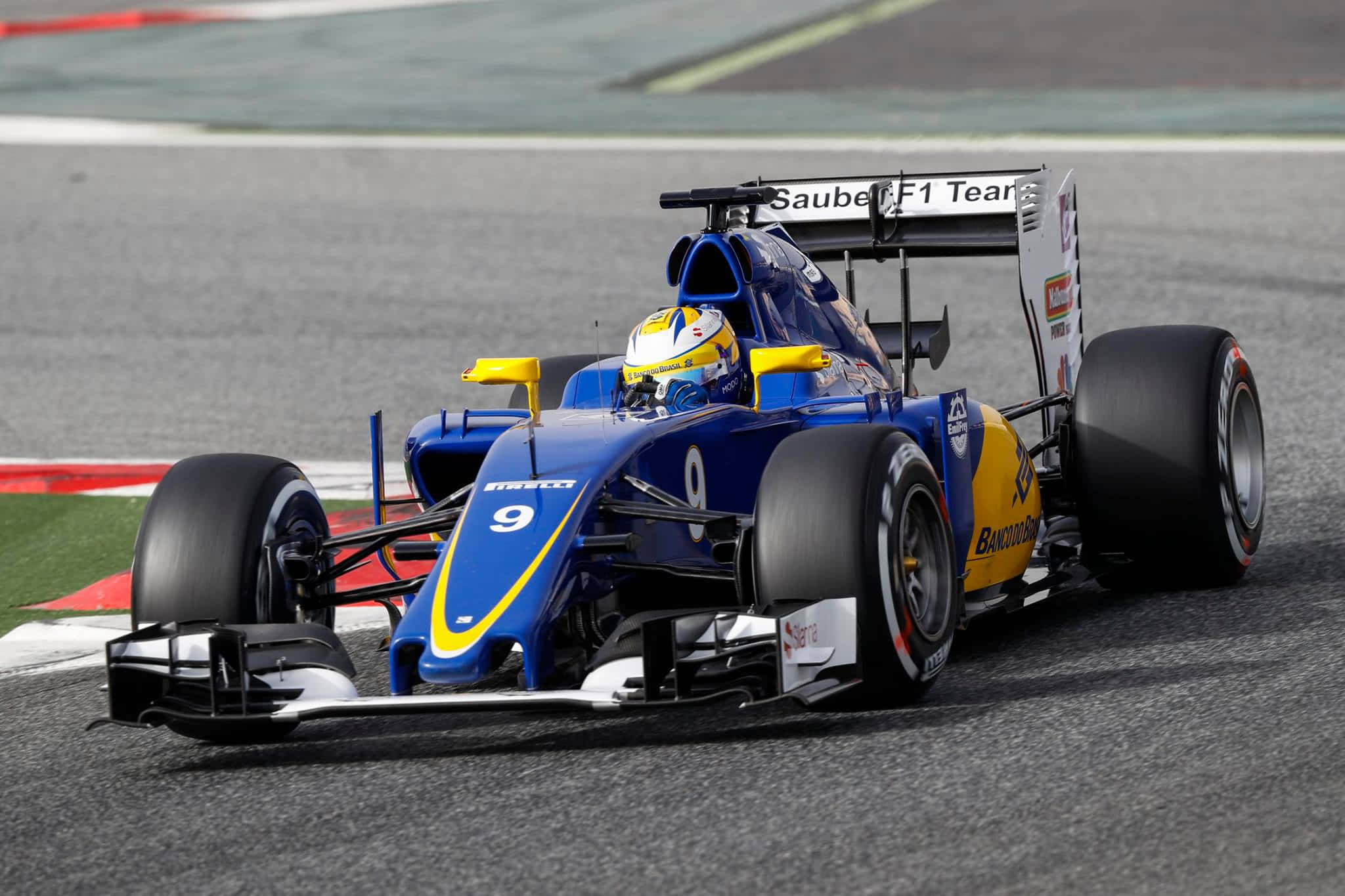 HD F1 2016 桌布 壁紙 — 一輛藍黃色的沙巴F1賽車（編號9）在設有紅白路緣的賽道上疾馳。