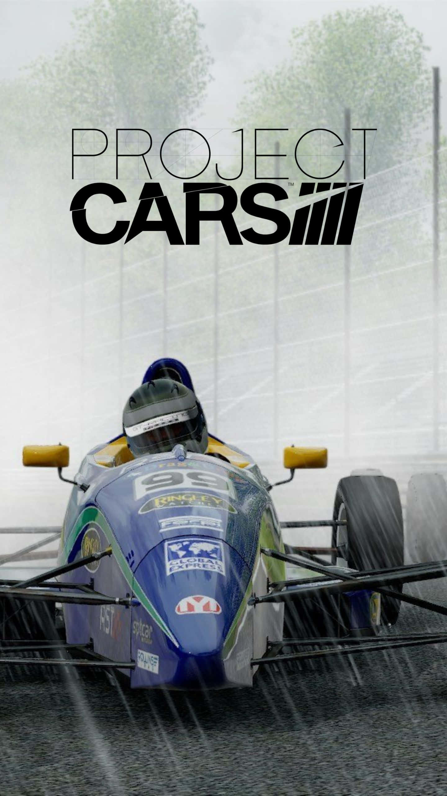 Android Project Cars 桌布 壁紙 — 一輛藍黃色賽車在潮濕的賽道上於大雨中疾馳，背景有樹木和圍欄，霧氣瀰漫。