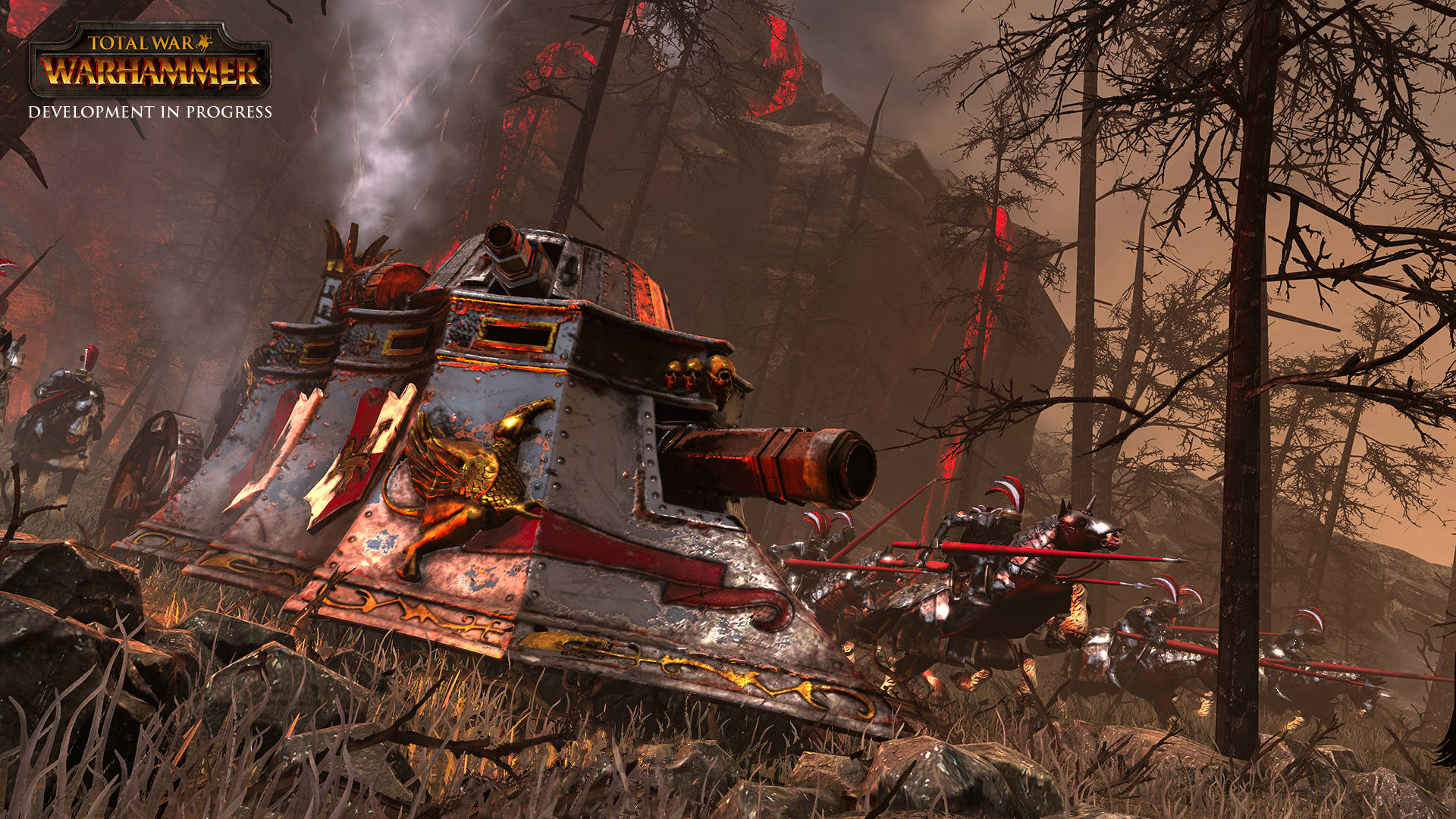 Total War Warhammer 2 桌布 壁紙 — 一輛裝甲厚重、飾有金色裝飾的戰車在黑暗森林中戰鬥，背景中騎兵正在衝鋒。