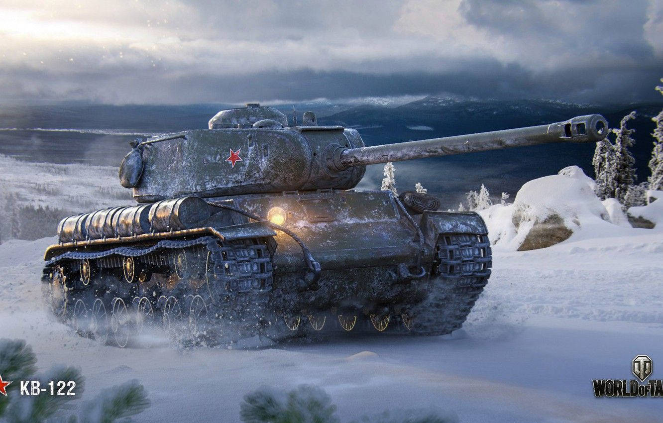 World 桌布 壁紙 — 一輛覆蓋著雪、帶有紅星標誌的蘇聯坦克在多雲的天空下穿越冬季森林。
