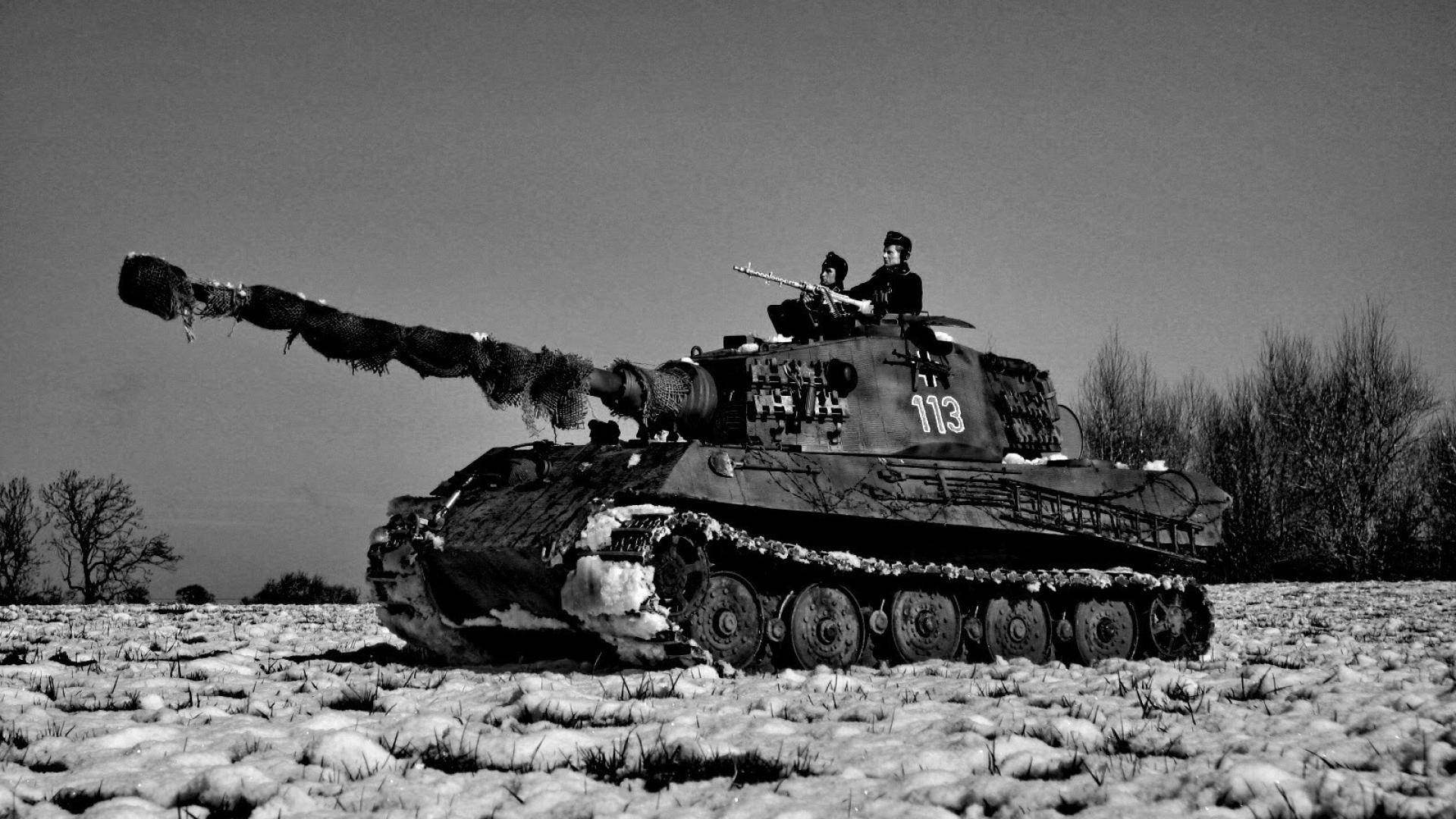 Ww2 桌布 壁紙 — 一輛覆蓋著雪的坦克，上面有士兵，站在晴朗天空下荒涼的冬季田野中。