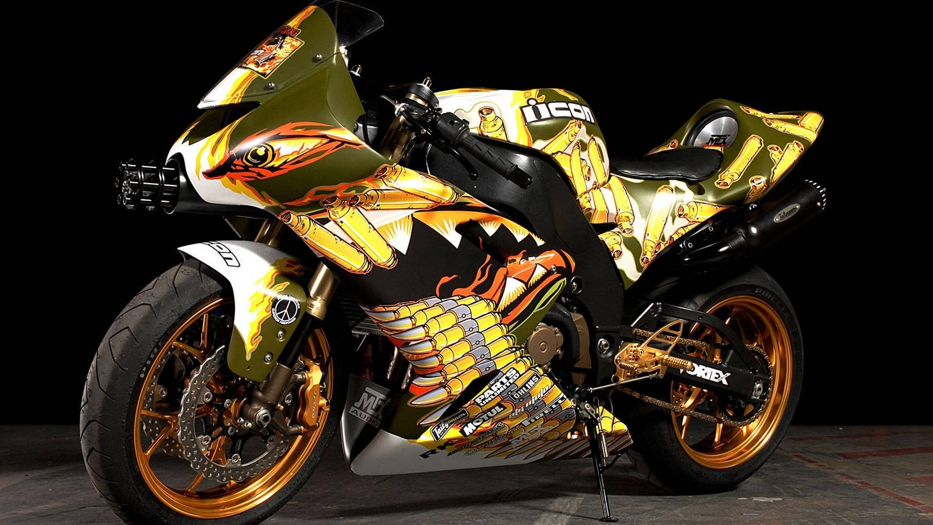 Cool Bike 桌布 壁紙 — 一輛訂製摩托車，帶有金色、橙色和黑色的兇猛魚類設計，立在深色背景前。
