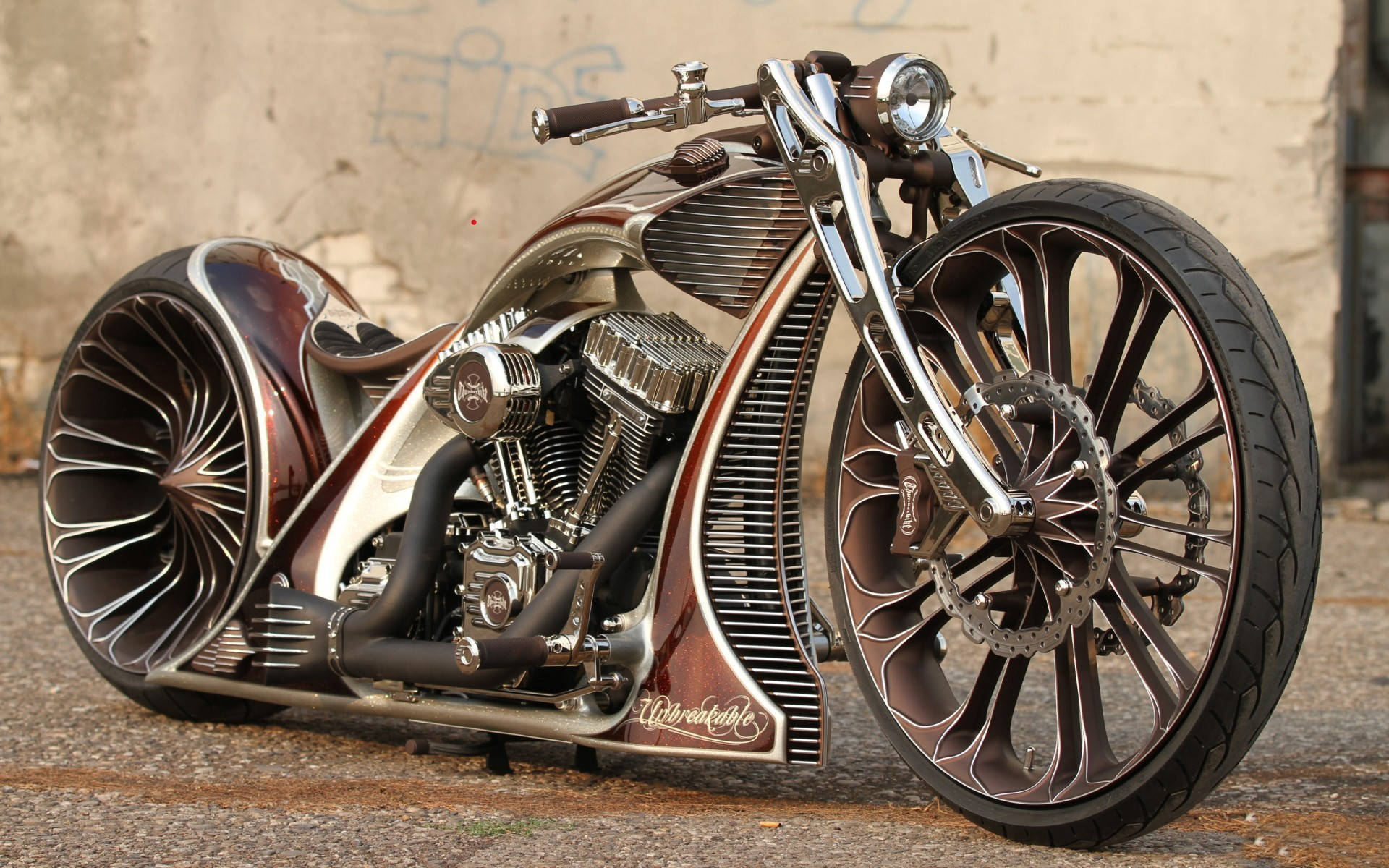 Cool Bike 桌布 壁紙 — 一輛訂製的chopper機車，帶有鉻色和棗紅色的點綴，靠在一面風化的混凝土牆上。