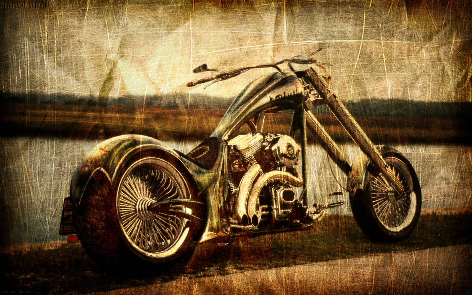 Bobber 桌布 壁紙 — 一輛訂製的chopper機車，配備長前叉和鋼絲輪圈，獨自矗立在紋理粗糙的天空下。