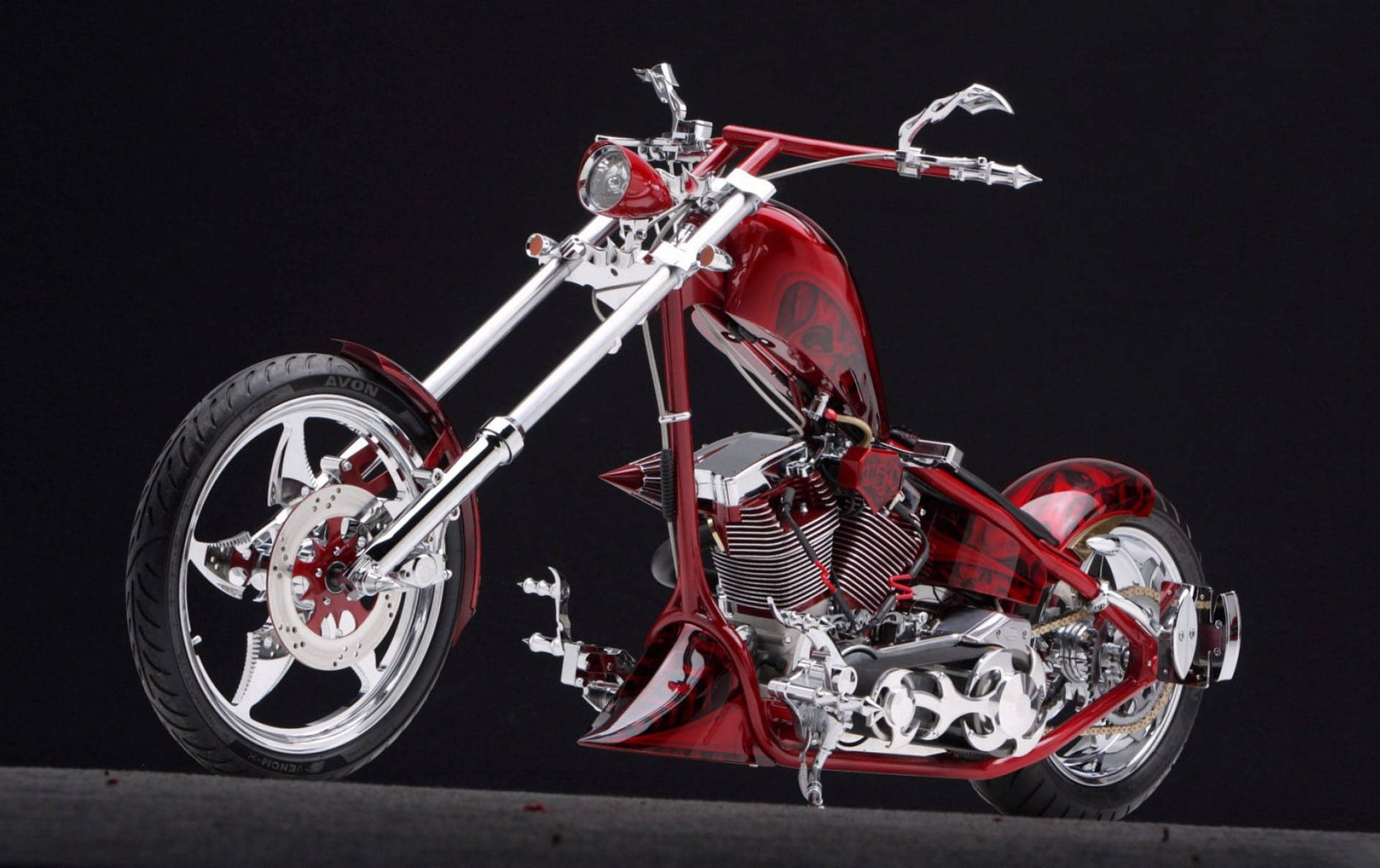 Choppers 桌布 壁紙 — 一輛訂製的紅色鍍鉻chopper機車，配備長前叉和火焰貼紙，在黑色背景下蓄勢待發。