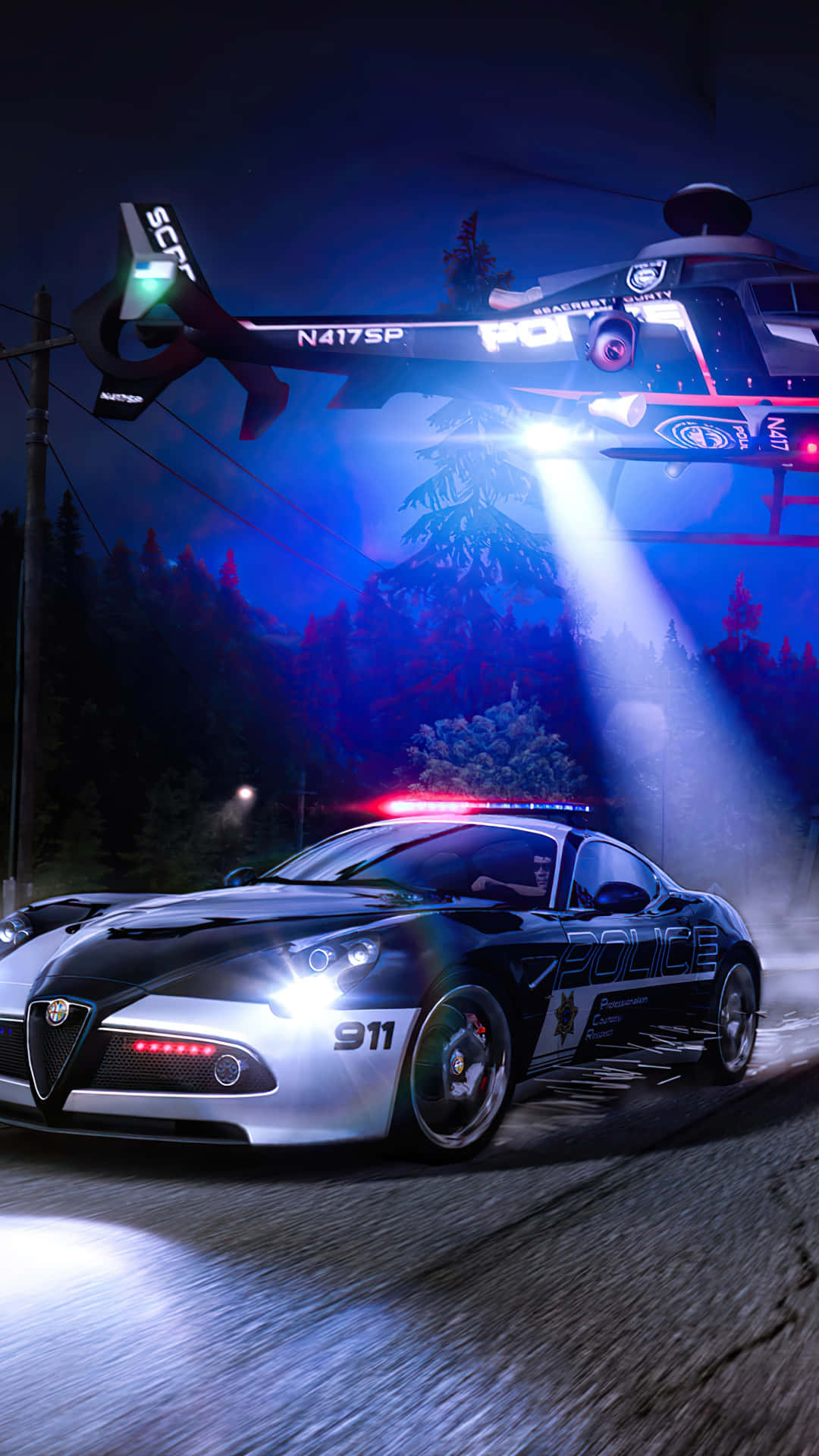 電玩遊戲 桌布 壁紙 — 一輛警用跑車在夜間於森林區域，在盤旋的警用直升機探照燈下高速行駛。