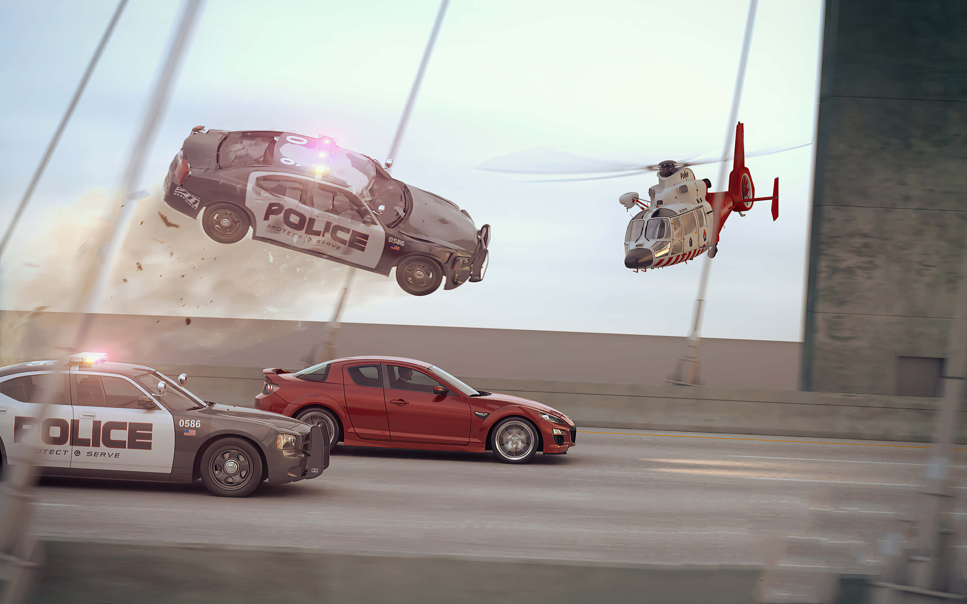 Law Enforcement 桌布 壁紙 — 一輛警車在高速公路上空翻轉，一輛紅色跑車疾馳而過，一架直升機在附近盤旋。