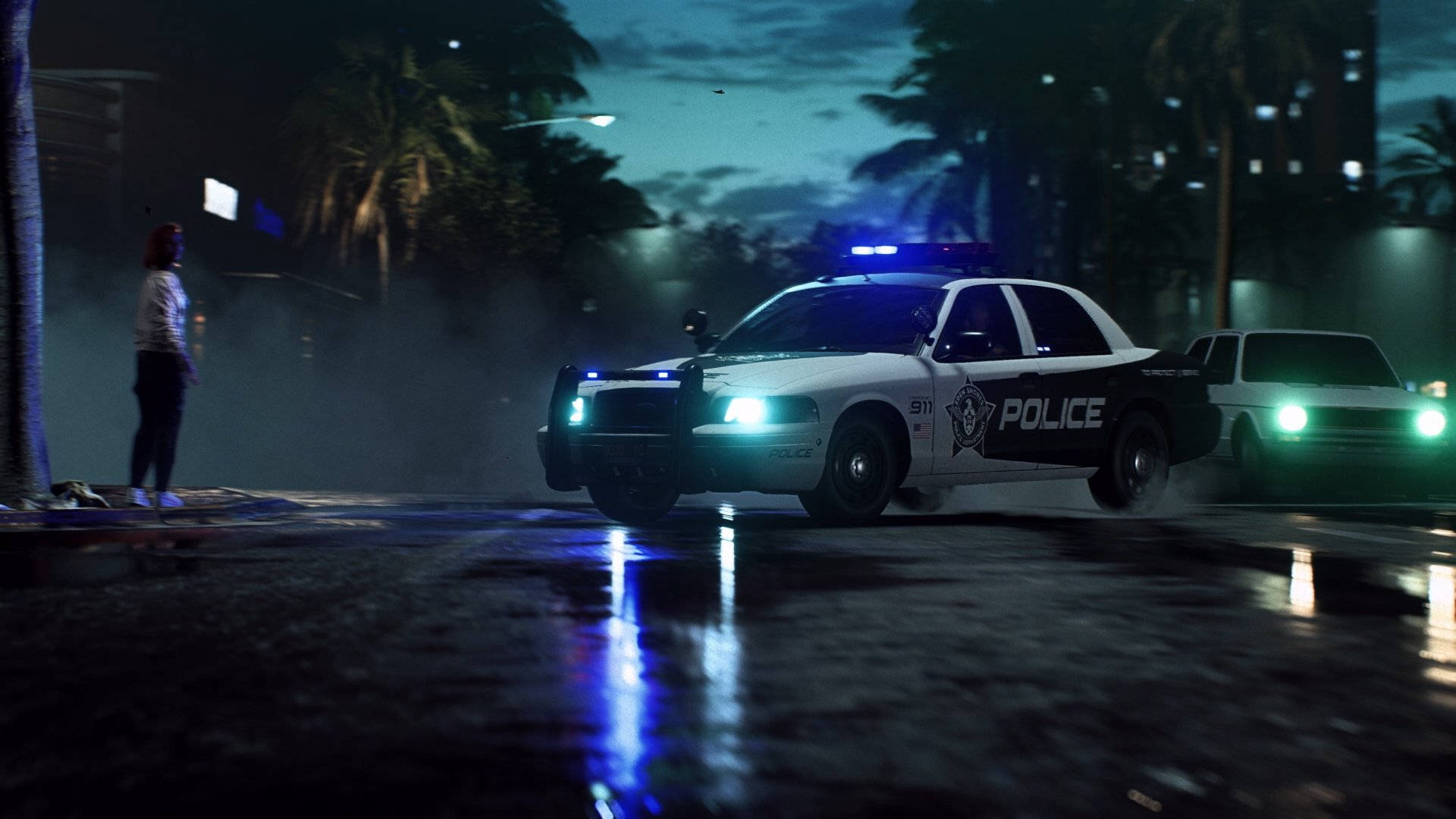 Heat 桌布 壁紙 — 一輛警車閃爍著藍色警燈，在夜間疾馳過濕滑的都市街道，附近站著一個孤獨的身影。