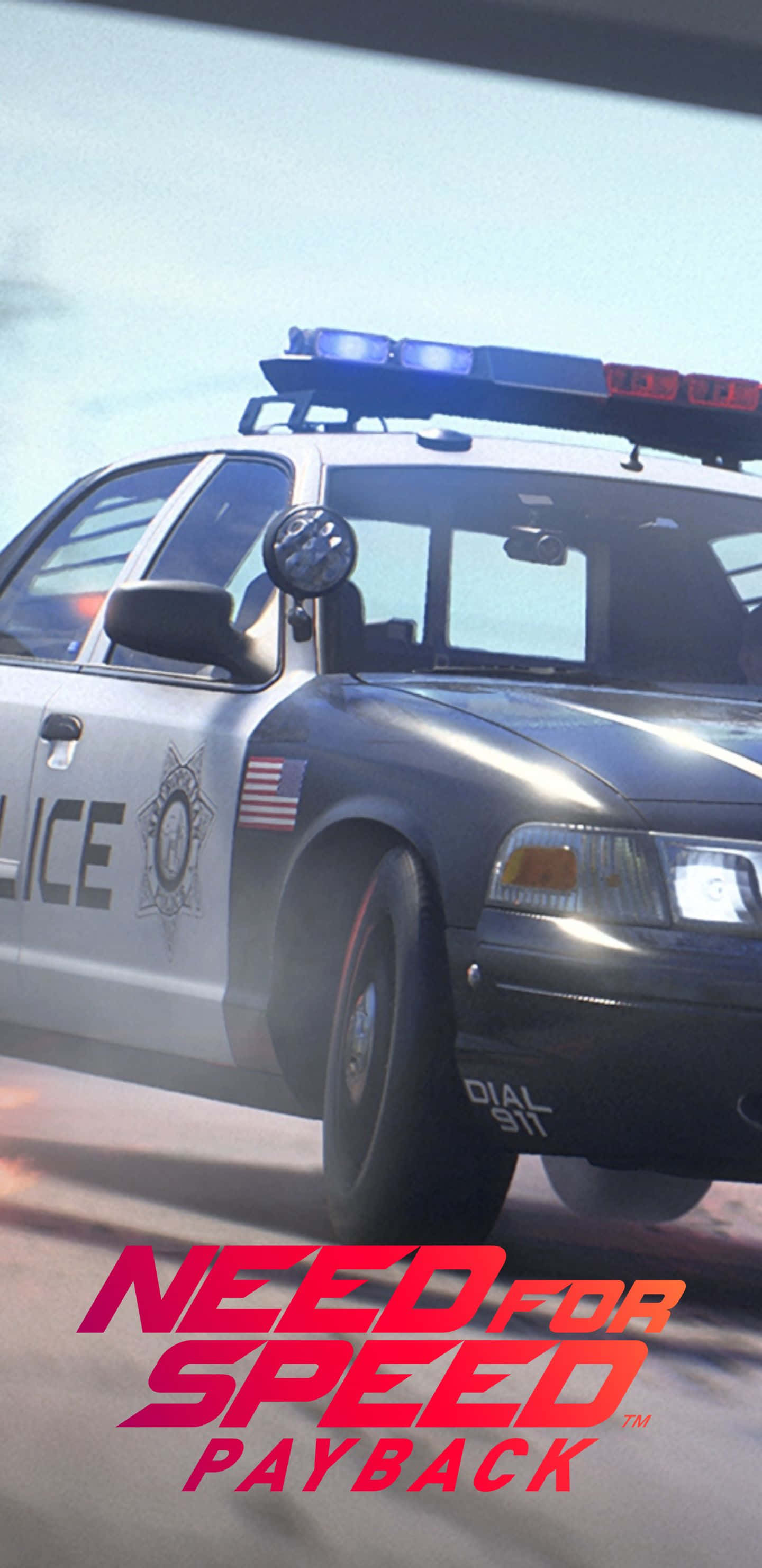 Pixel 3xl Need For Speed Payback 桌布 壁紙 — 一輛警車閃著警燈，在電玩遊戲場景中疾速駛過模糊的城市街道。